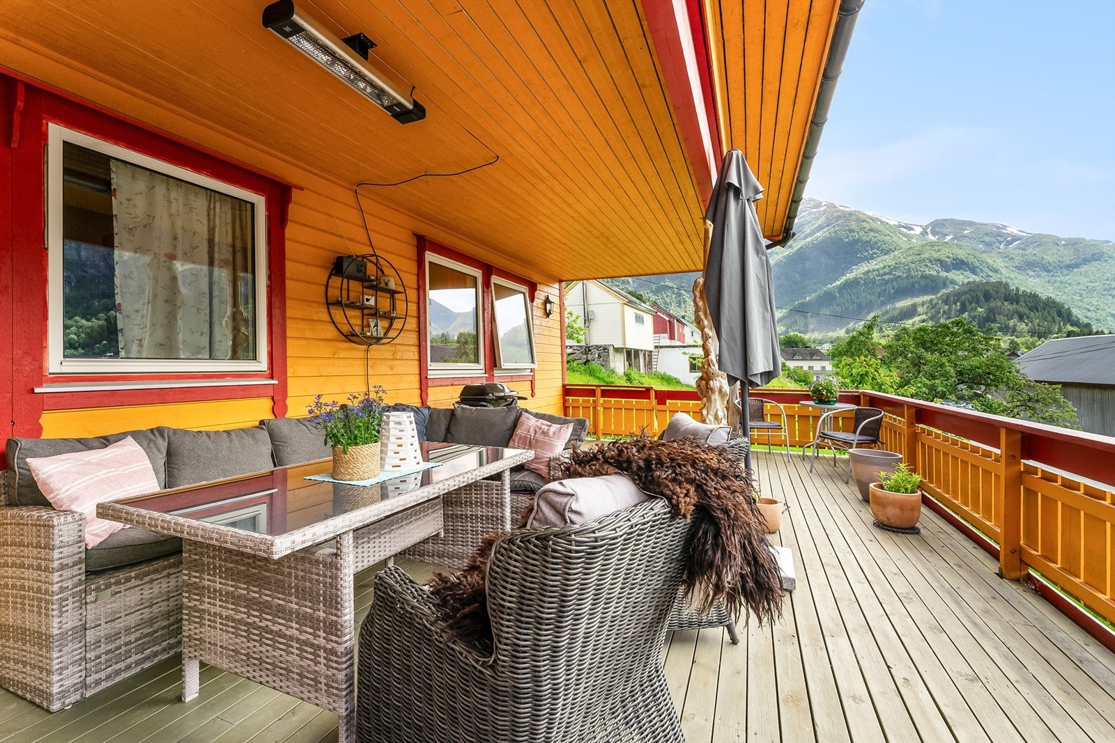 Frå stova er det utgang til fin, overbygd veranda. Galleribilde