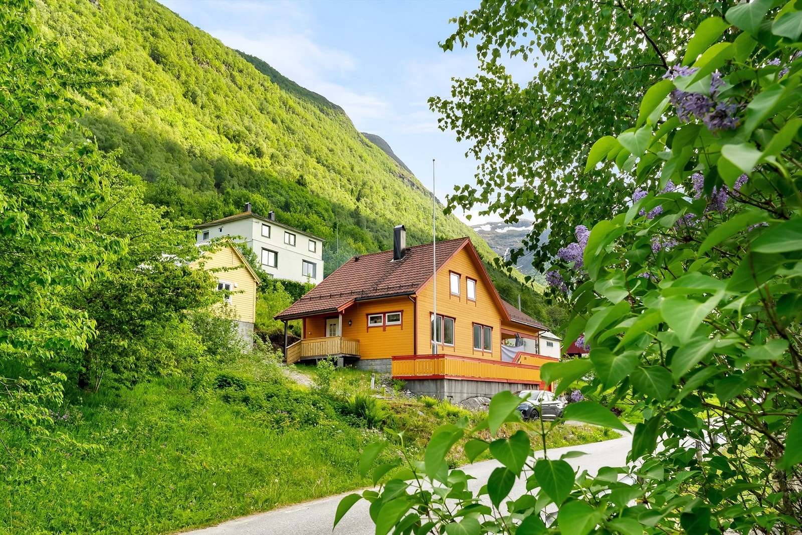 Bustaden ligg i naturskjønne omgjevnadar i Steinsvik. Galleribilde