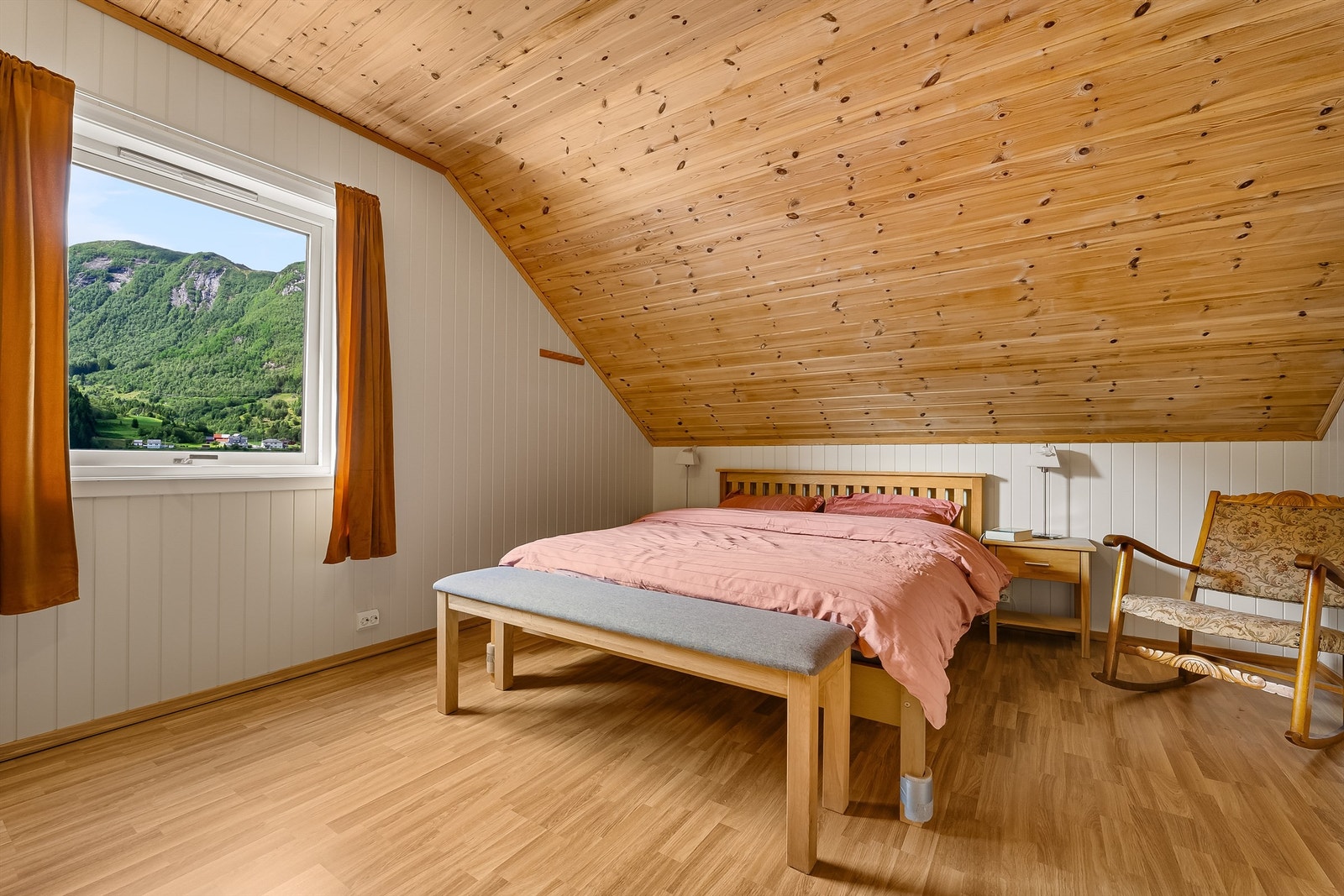 Soveromma er romslegte, ,med god plass til senger, nattbord og garderober Galleribilde