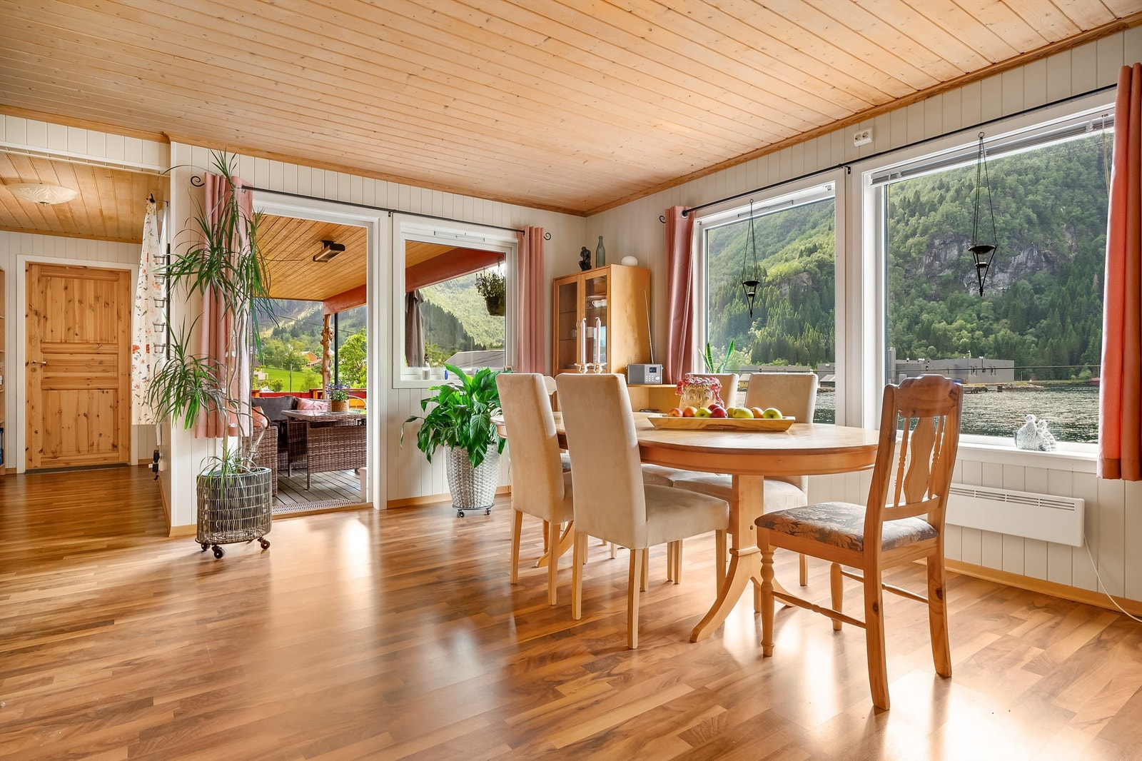 Spisestovebordet finn si naturlege plassering framfor vindauga. Galleribilde