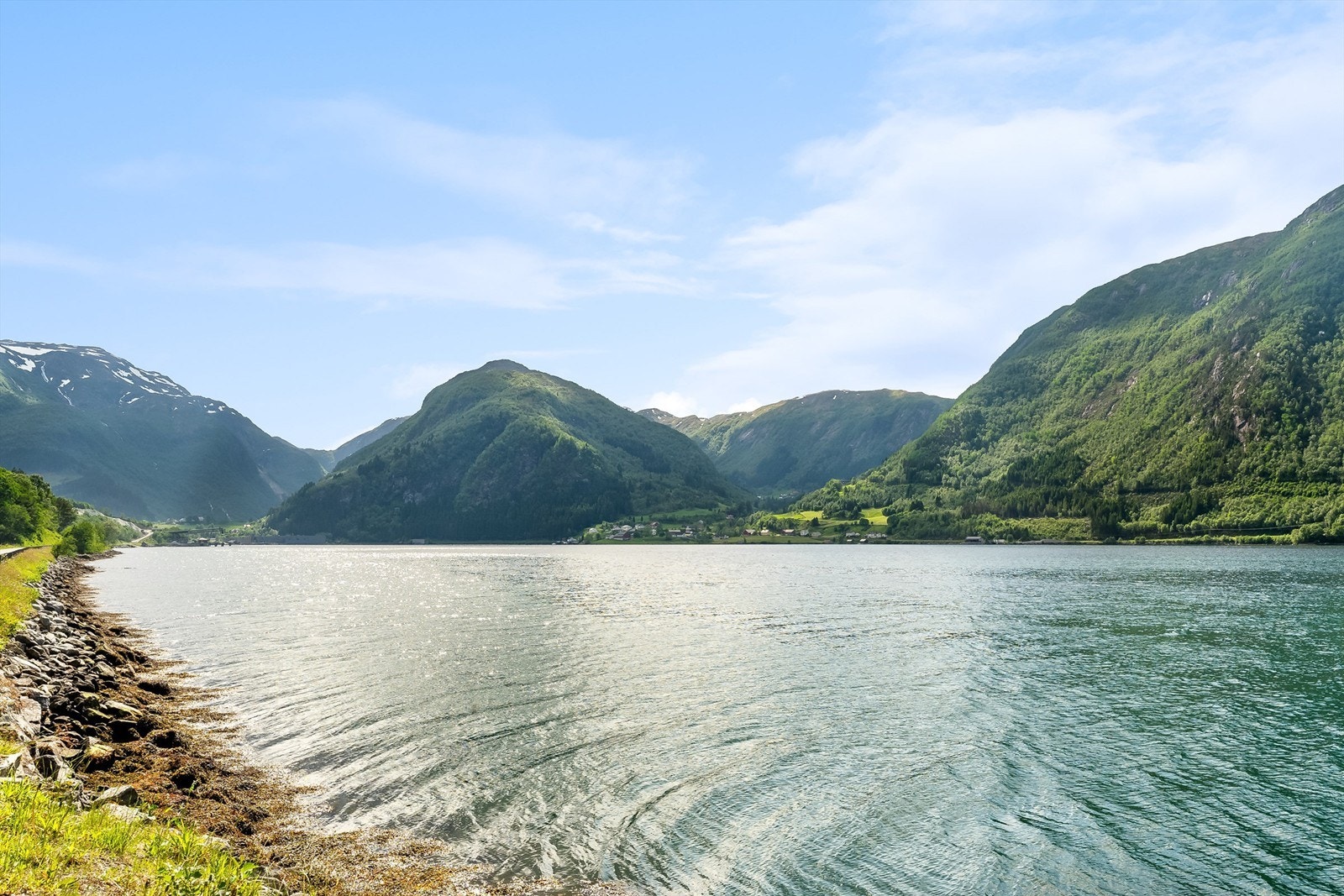 Idyllisk og naturskjønt nærområde. Ca 25 minutt til Folkestad, med ferjeforbindelse til Volda sentrum. Galleribilde