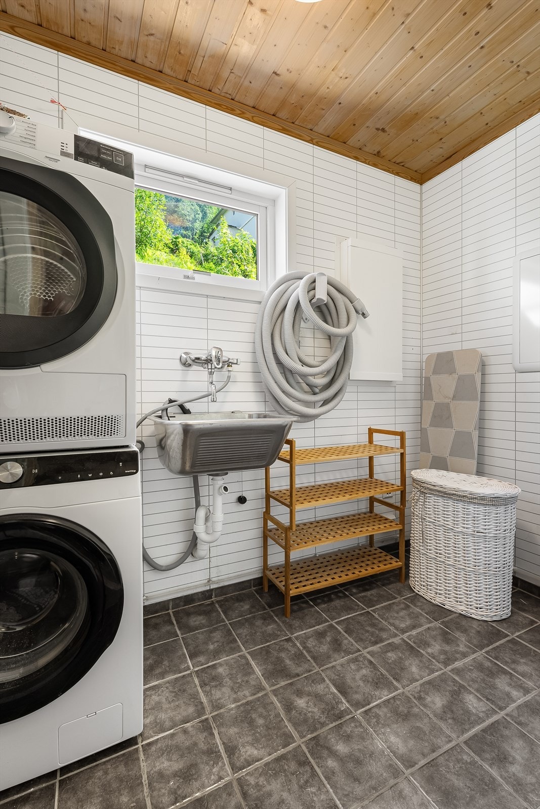 Vaskerom med opplegg for vaskemaskin og tørketrommel, skyllekar og diverse tekniske installasjoner. Galleribilde