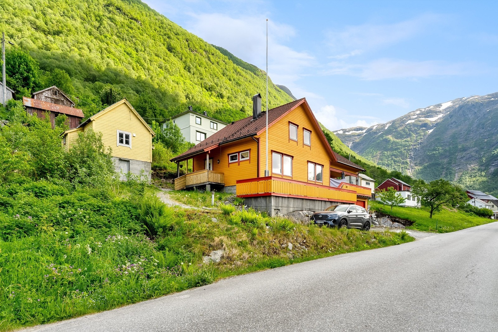 På eigedommen er det også oppført uthus med god lagringsplass. Galleribilde