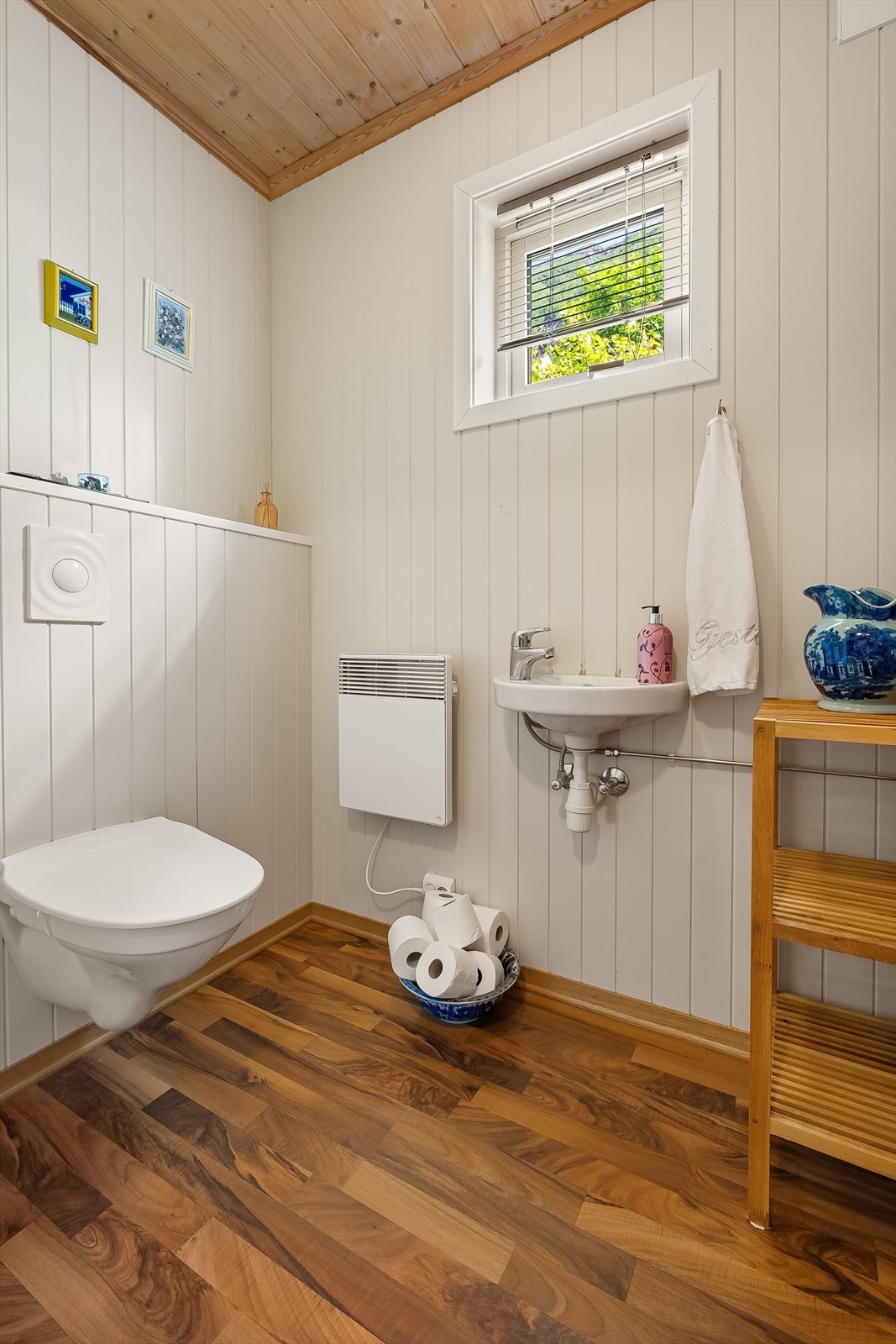 Praktisk gjestetoalett i hovudetasjen ved inngangspartiet. Galleribilde