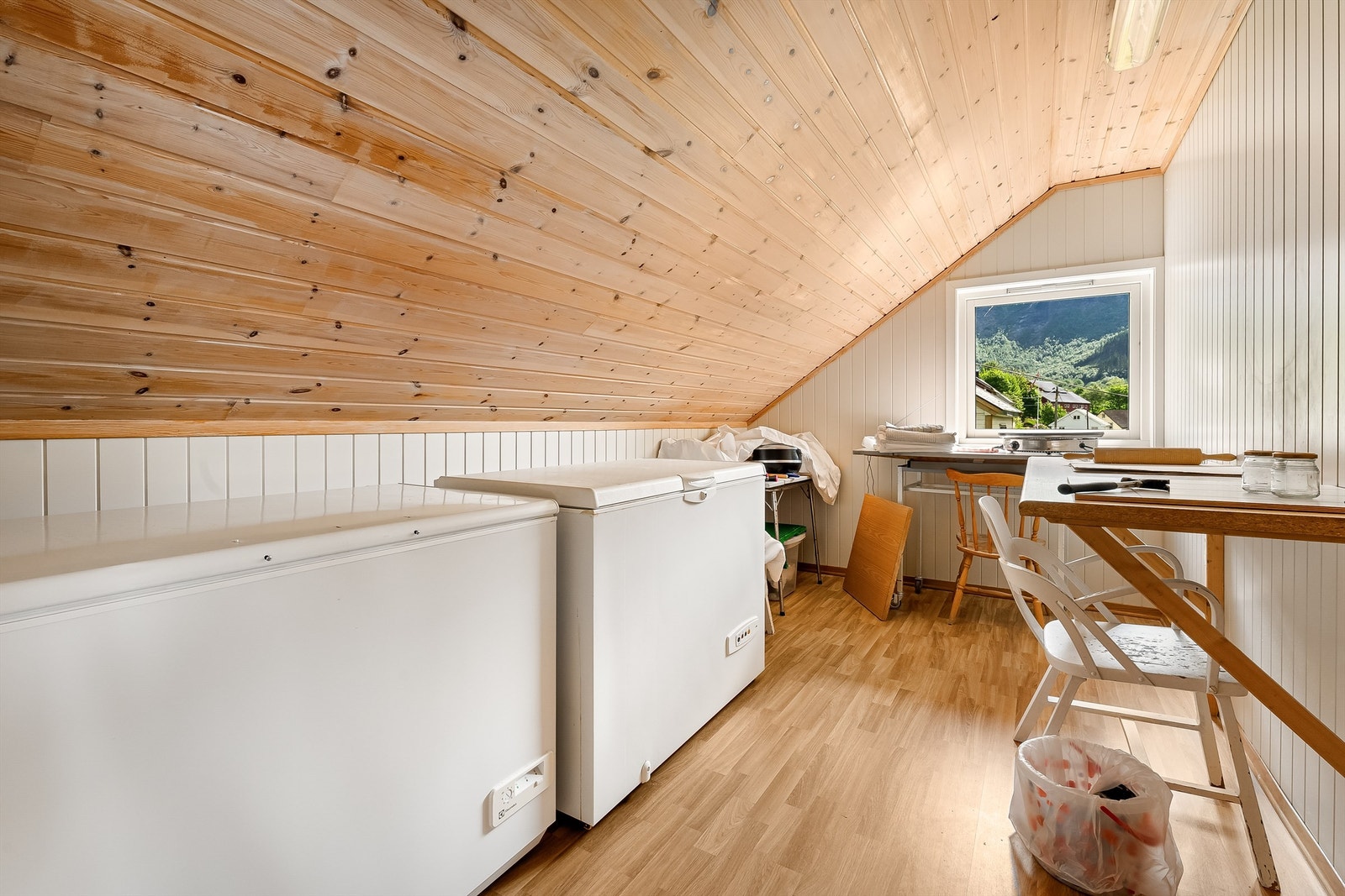 To av soveromma er bygd i etterkant, og såleis ikkje byggemeldt. Desse soveromma er pr. i dag nytta til bod og hobbyrom. Galleribilde