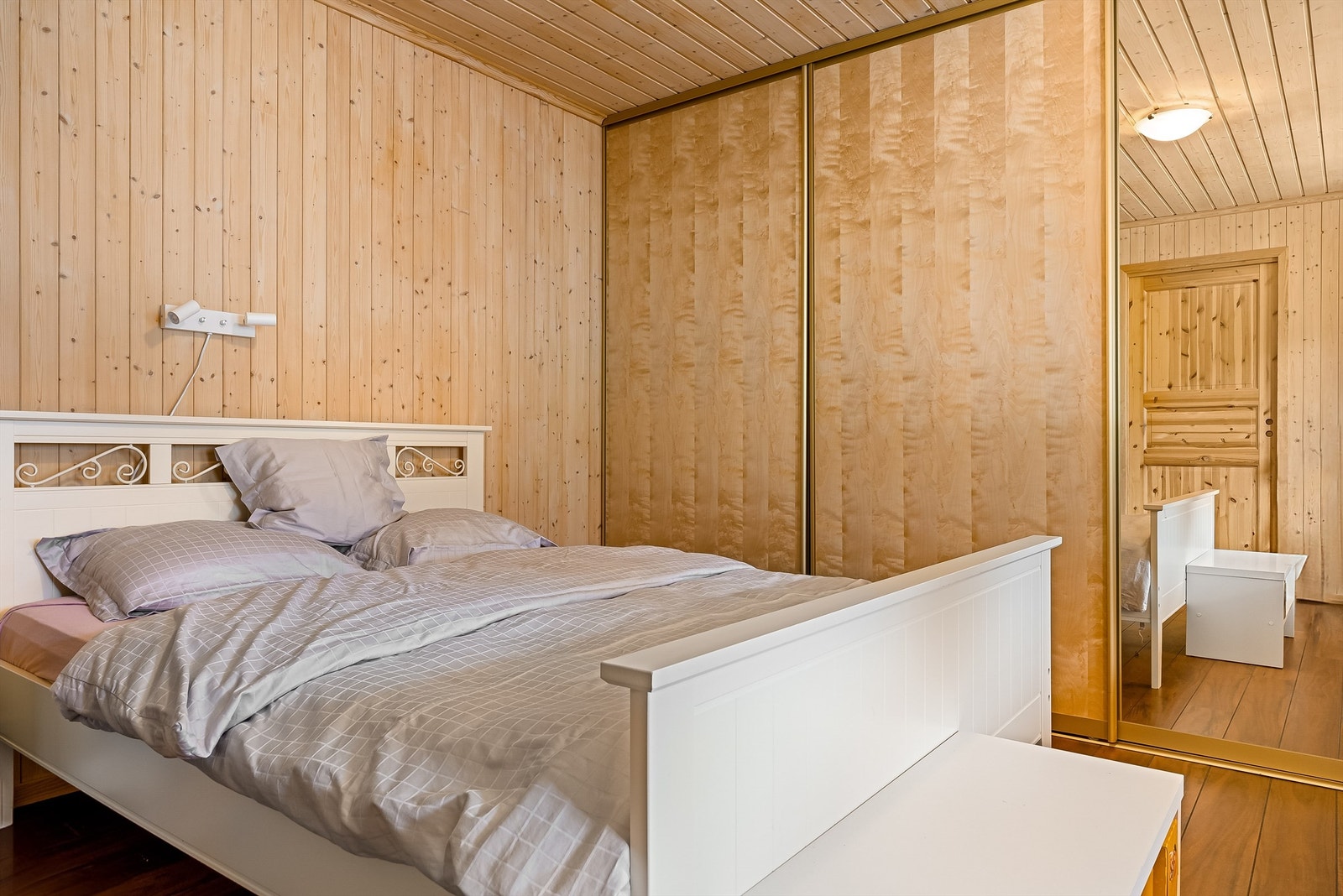 Hovudsoverommet ligg i direkte tilknytning til badet, og har stor skyvedørsgarderobe med mykje oppbevaringsplass. Galleribilde