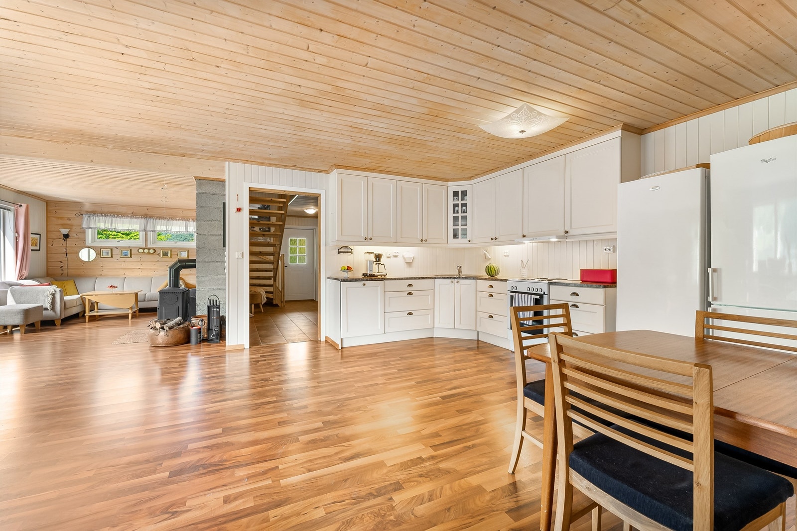 Opphaldsrommet er i åpen løysing, noko som skaper eit fint og luftig allrom med plass for ulike soner. Galleribilde