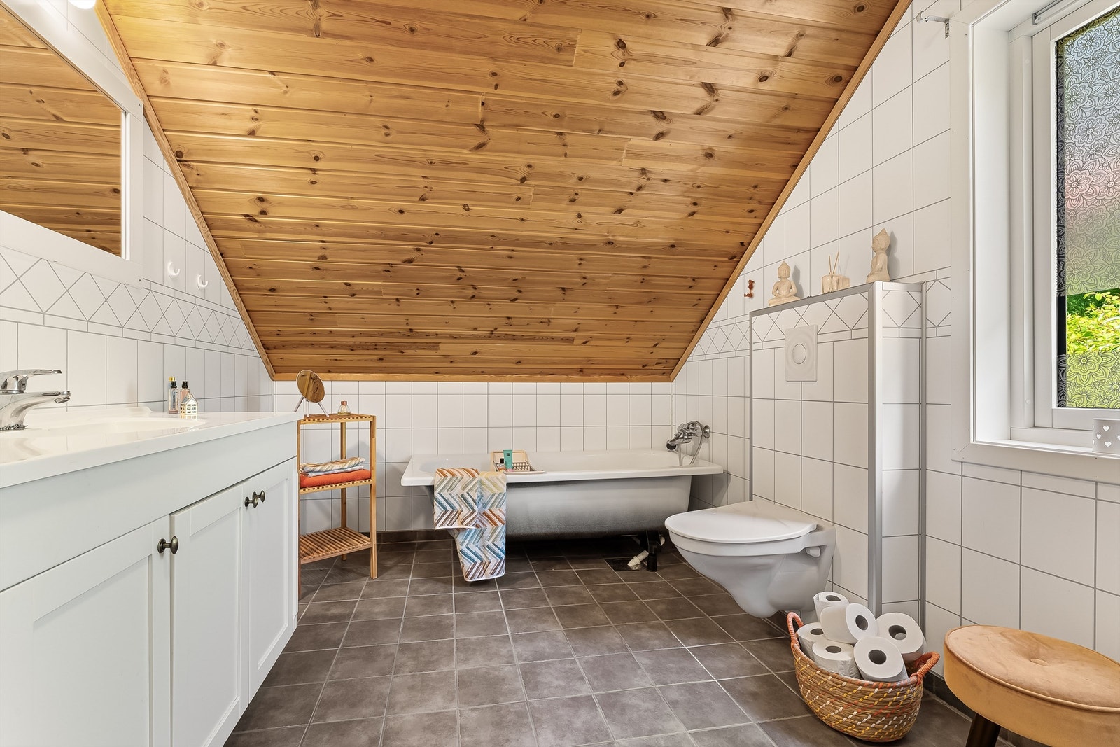 Stort bad med badekar i 2. etg. kvit innreiing med heildekkande servant og vegghengt wc. Galleribilde