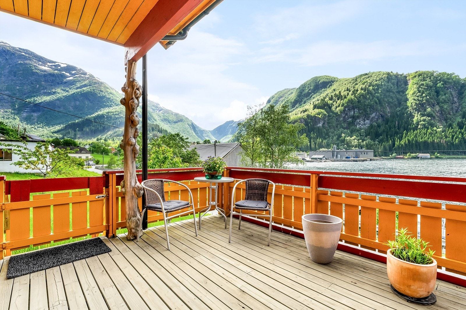 Fin utsikt mot fjorden, her kan du sitte å nyte sommarsdagane med bølgeskvulp i bakgrunnen Galleribilde