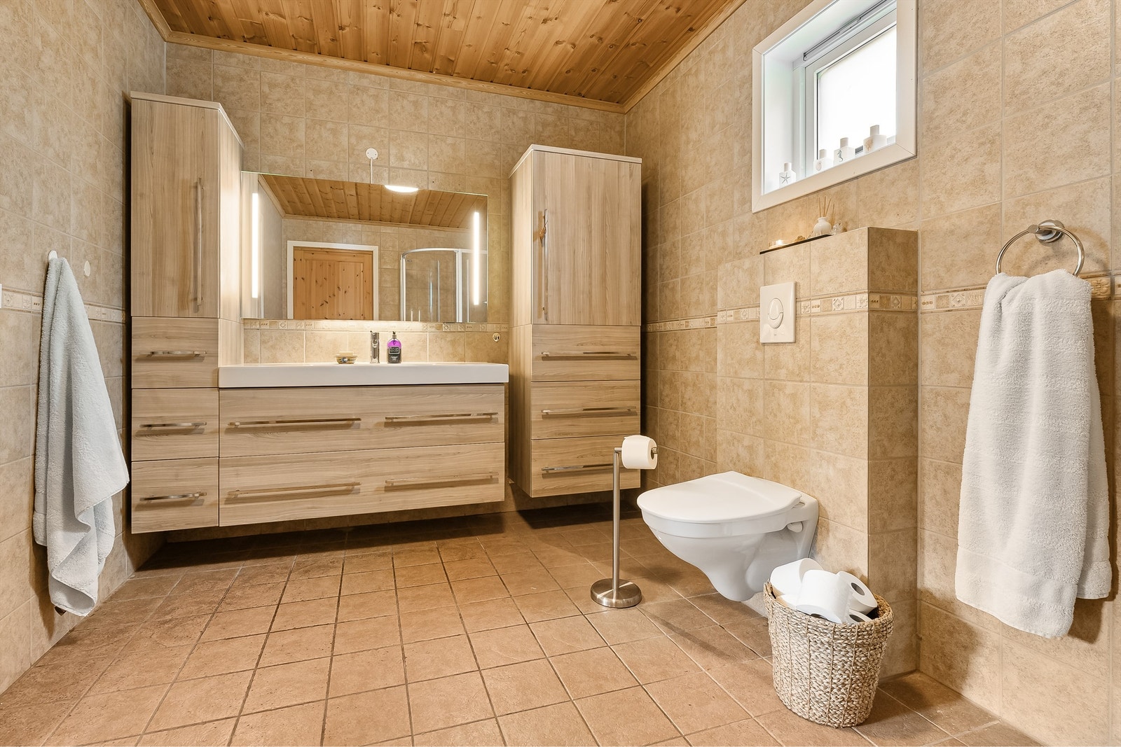 Romsleg, flislagt bad i hovudetasjen, i samband med soverommet Galleribilde