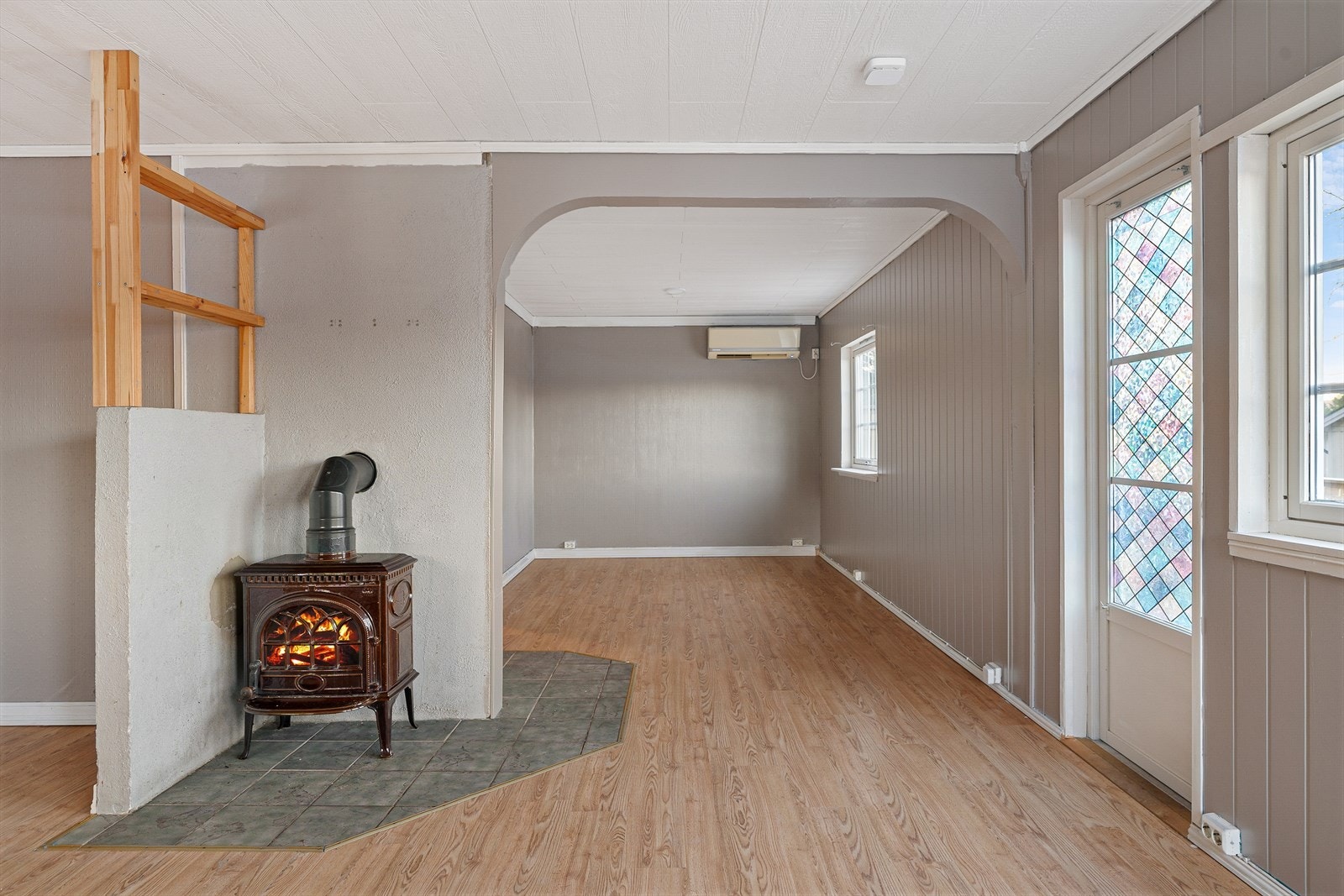 Stuen er totalt ca. 37 kvadratmeter - Flere vindusflater for rikelig med lysinnslipp Galleribilde