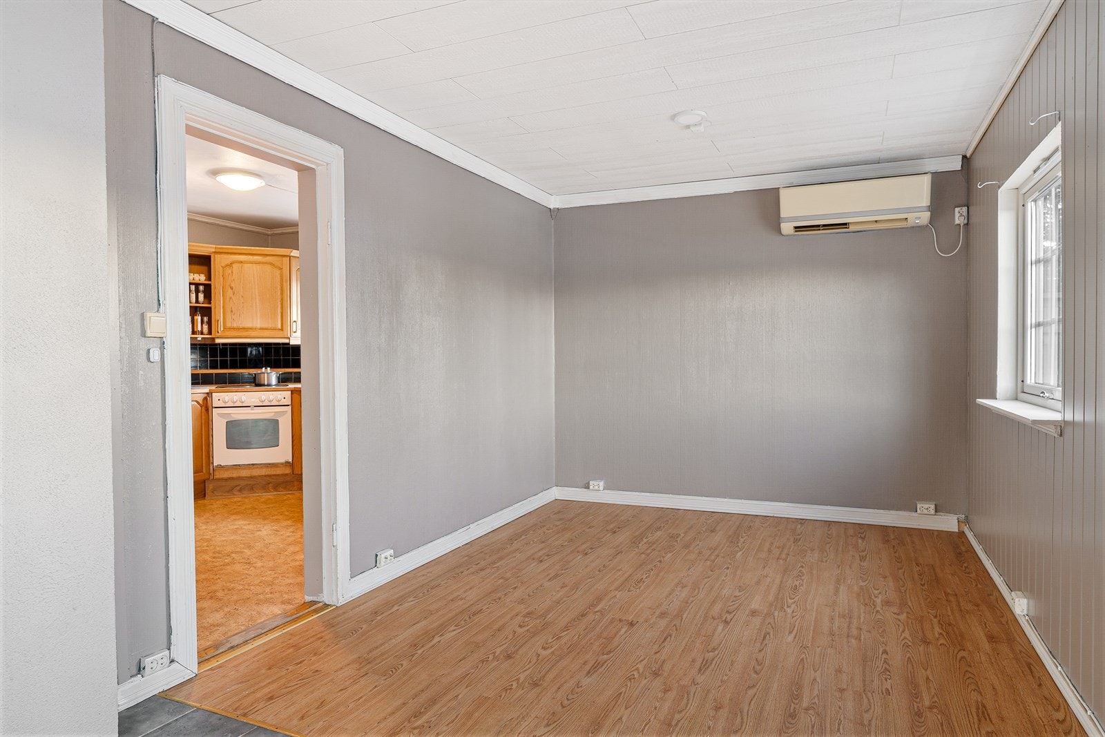 God plass til romslig spisestue ved kjøkken - Boligen varmes opp via både varmepumpe og vedfyring samt elektrisitet for øvrig Galleribilde