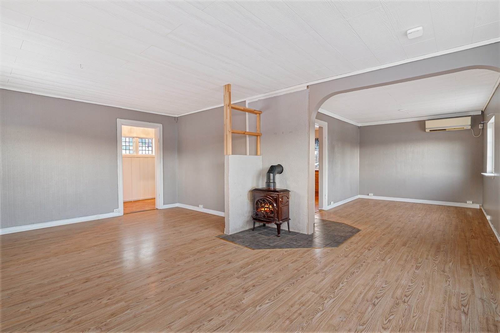 Fra stuen har man utgang til en solrik og romslig terrasse på hele 37 kvadratmeter Galleribilde