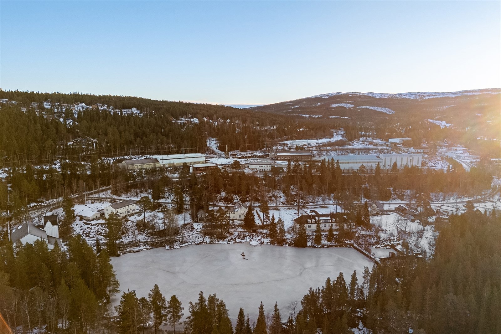 Eiendommen ligger i et veletablert boligfelt med ca. 5 minutters kjøring unna dagligvarebutikk og Meråker sentrum for øvrig Galleribilde