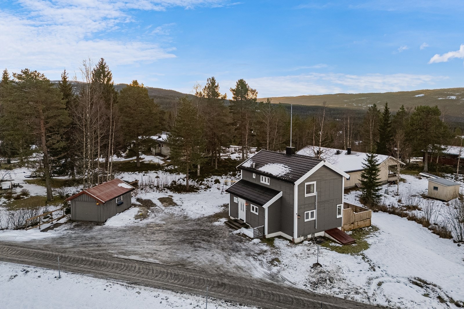 Her får du gode solforhold, flott utsikt og umiddelbar nærhet til flott natur og fine tur- og rekreasjonsområder Galleribilde