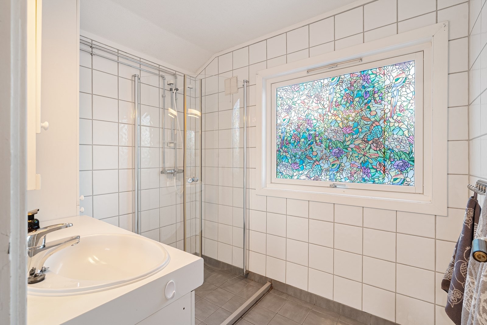 Flislagt bad med gulvvarme i 2. etasje på ca. 4,3 kvadratmeter Galleribilde