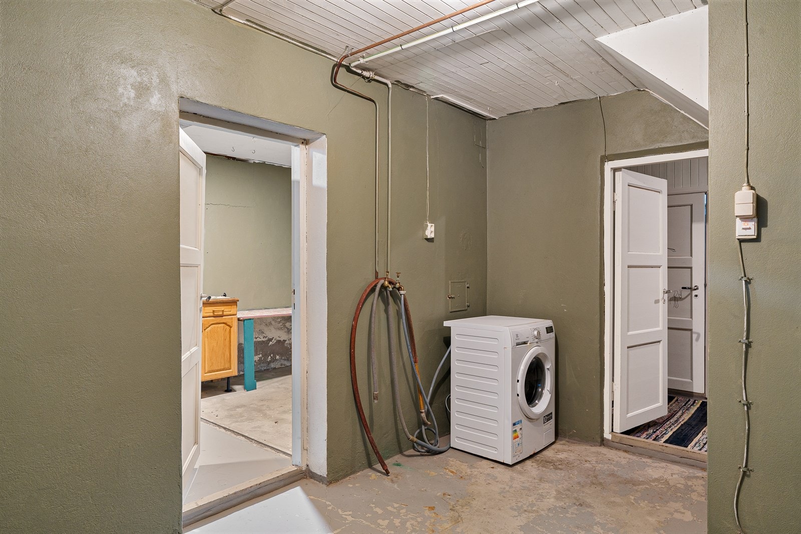 Rikelig med areal i kjeller med flere bruksområder, primært benyttet som vaskekjeller og bod-/lagringsplass Galleribilde