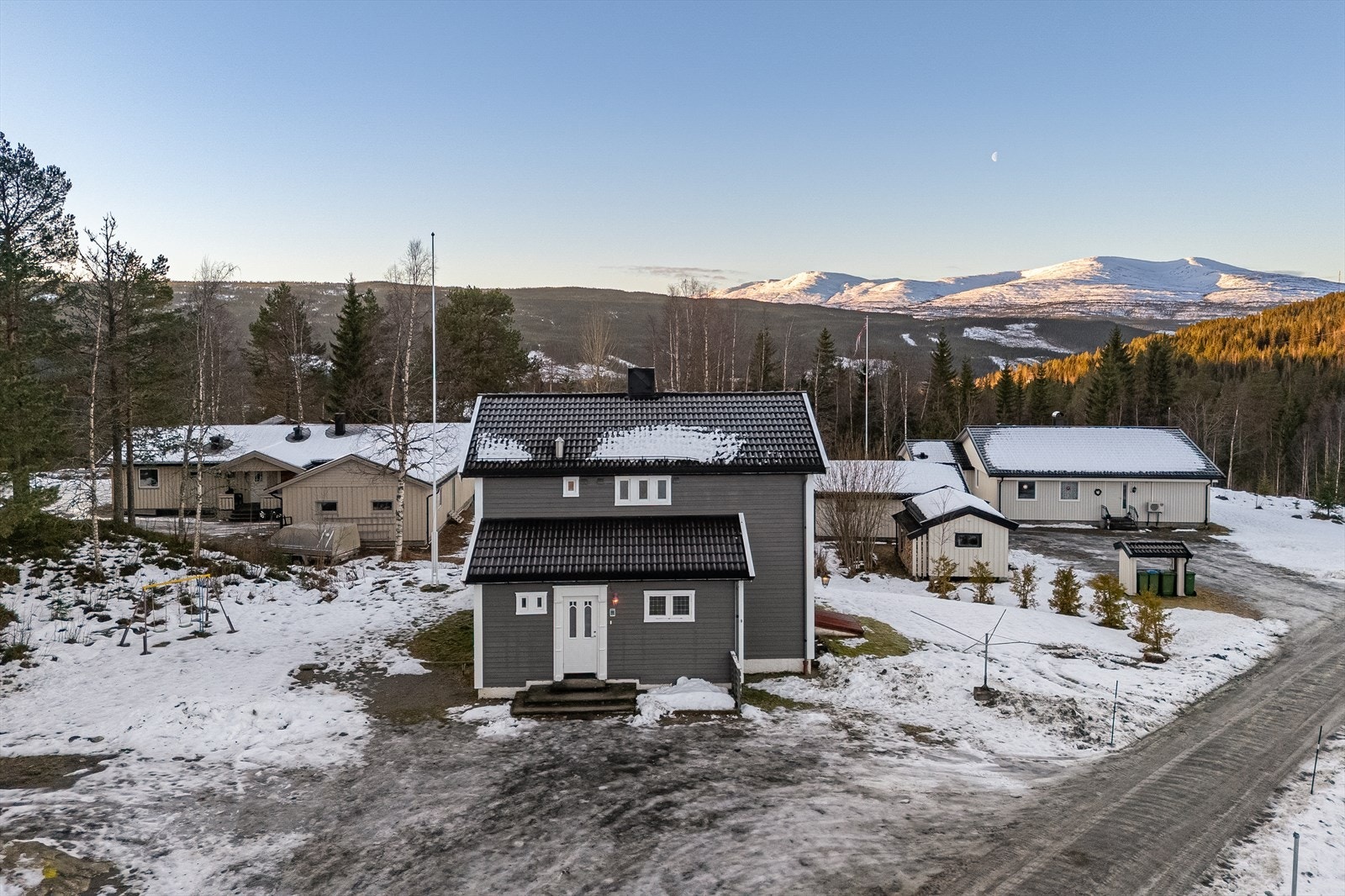 Dette er en sjarmerende og pen enebolig med garasje beliggende landlig og fint til i Kopperå, Meråker Galleribilde