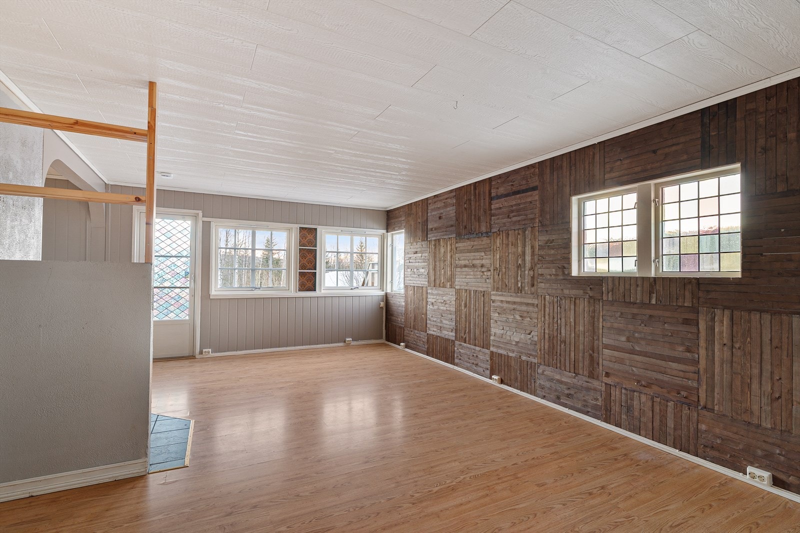 Stuen kan enkelt møbleres i flere soner - Store deler av boligens innvendige overflater er behandlet i nyere tid Galleribilde