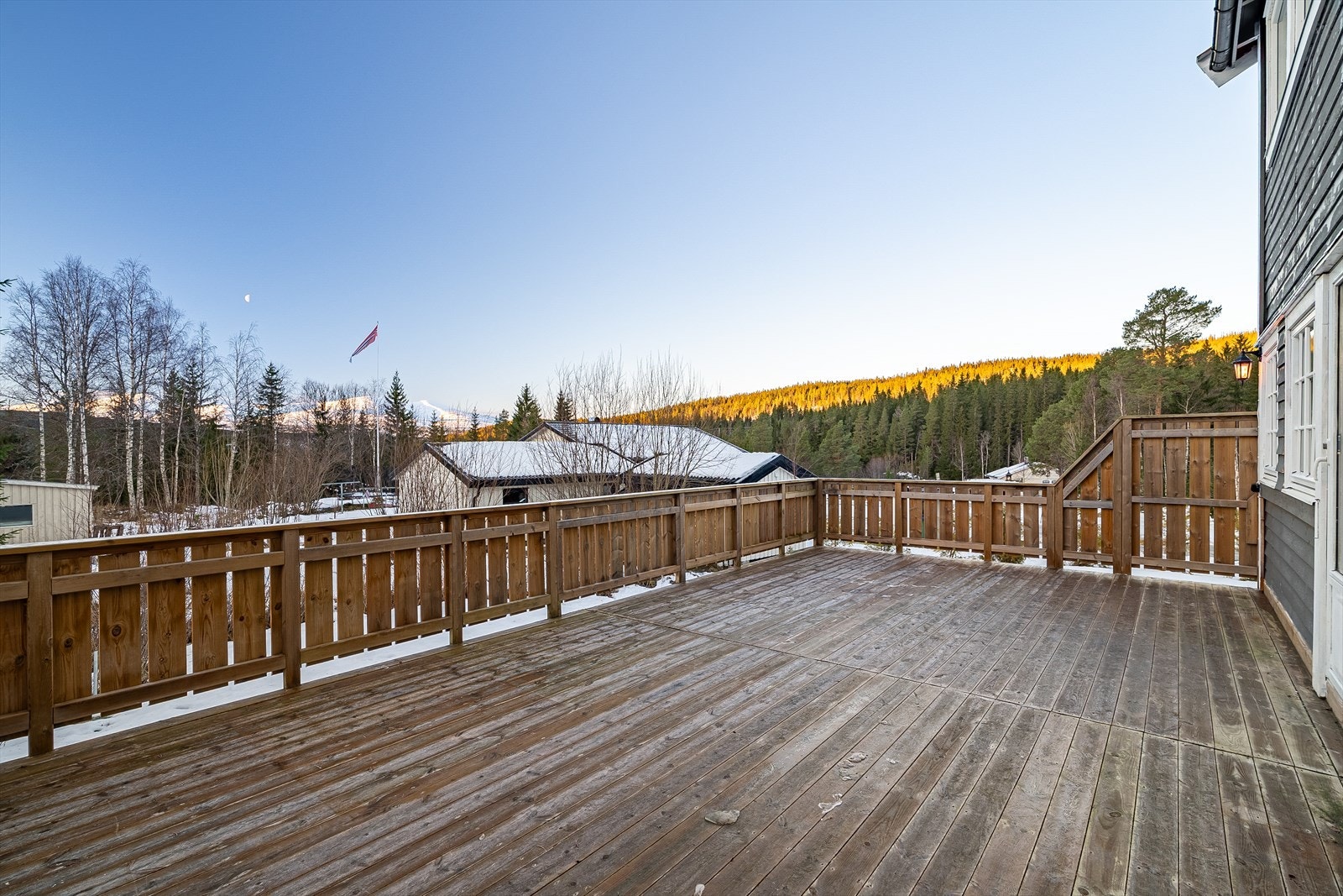 Romslig solrik terrasse oppført ny i sin helhet i nyere tid Galleribilde