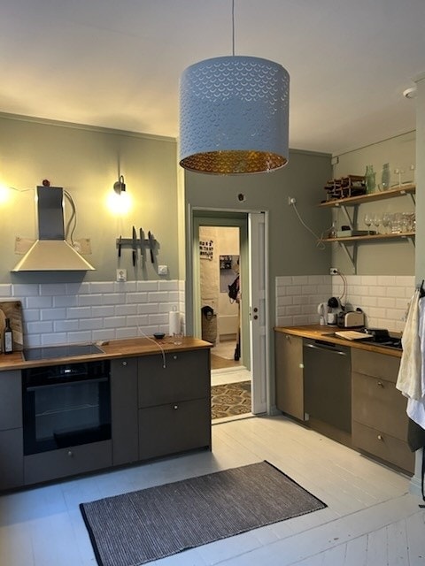 Kjøkken med spisestue i andre ende Galleribilde