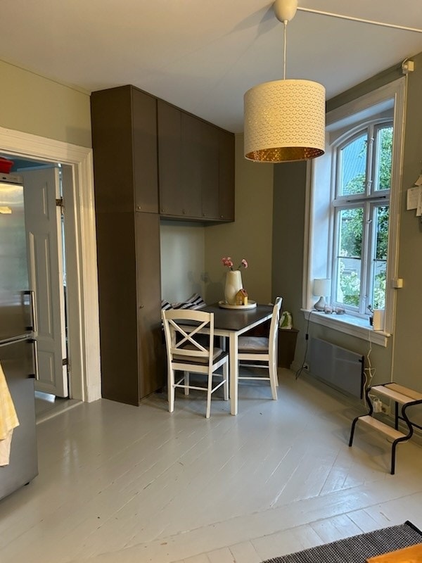 Spisestuen er tilknyttet kjøkken Galleribilde