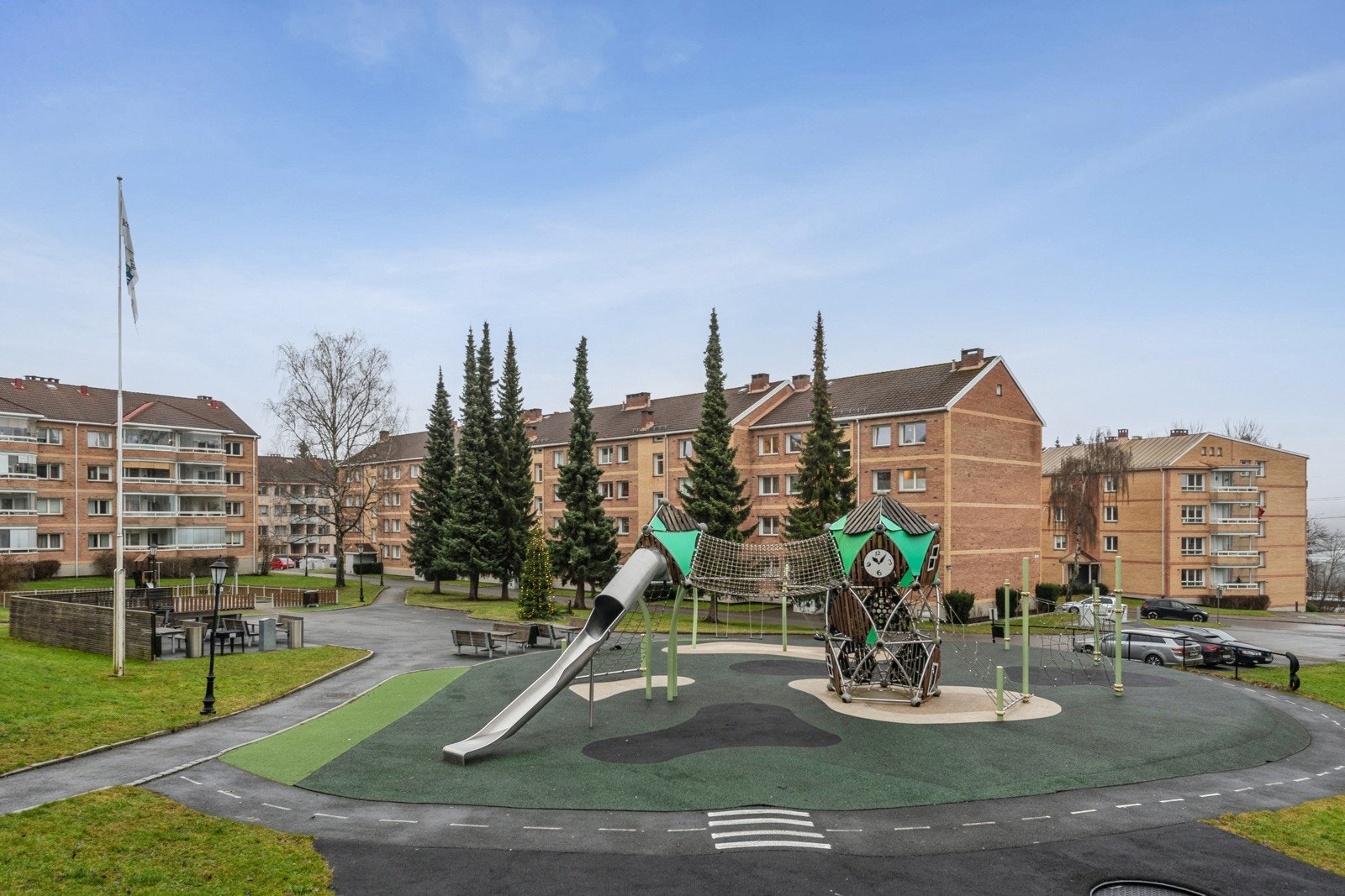 Engsletta har gjort betydelig påkostninger på lekeplassen med lekeapparat og sittegrupper. Her grilles det på sommeren og akes på vinteren. Galleribilde