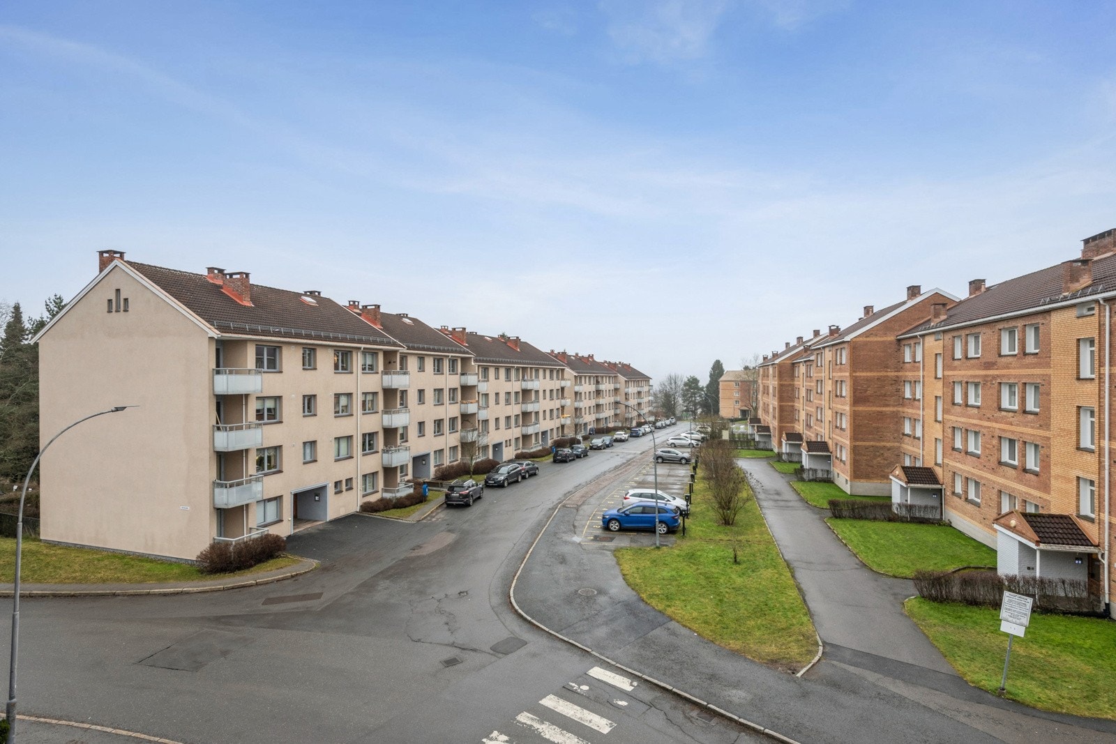 Utsikt fra balkongen utover brl. velstelte og fine fellesområder. Galleribilde