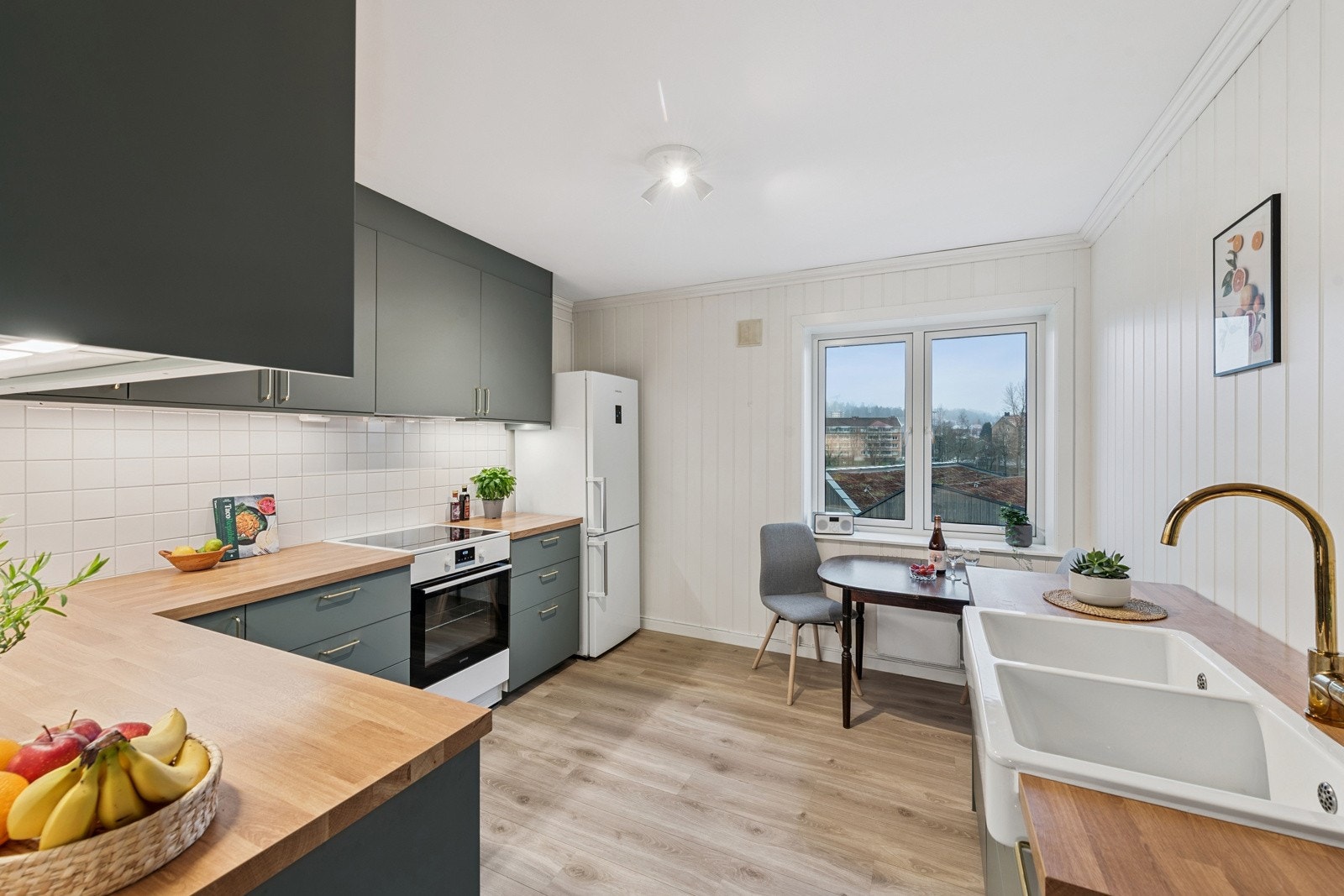 Det er montert komfyrvakt og water-guard på kjøkkenet. Moderne nedfelt servant. Galleribilde