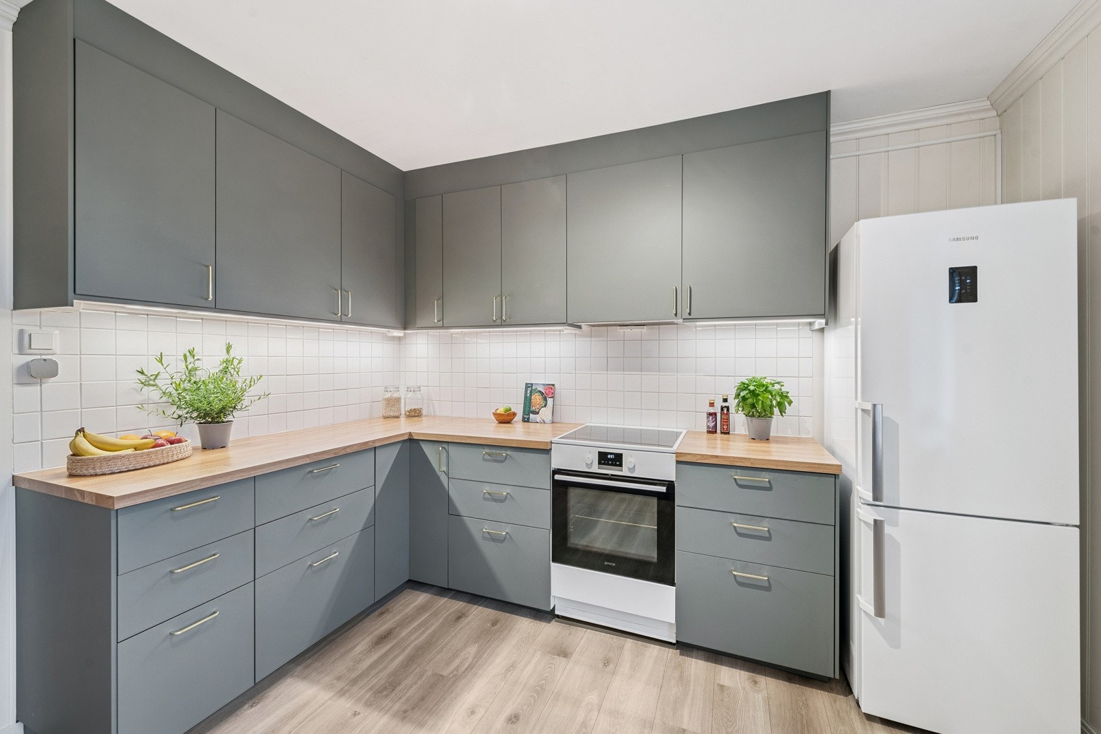 Ikea innredning fra 2021. Integrert oppvaskmaskin og løststående komfyr følger. Galleribilde