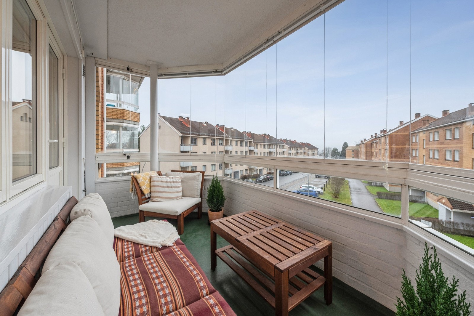 Nyt solrike dager og lune kvelder på egen balkong uten nevneverdig innsyn. Galleribilde