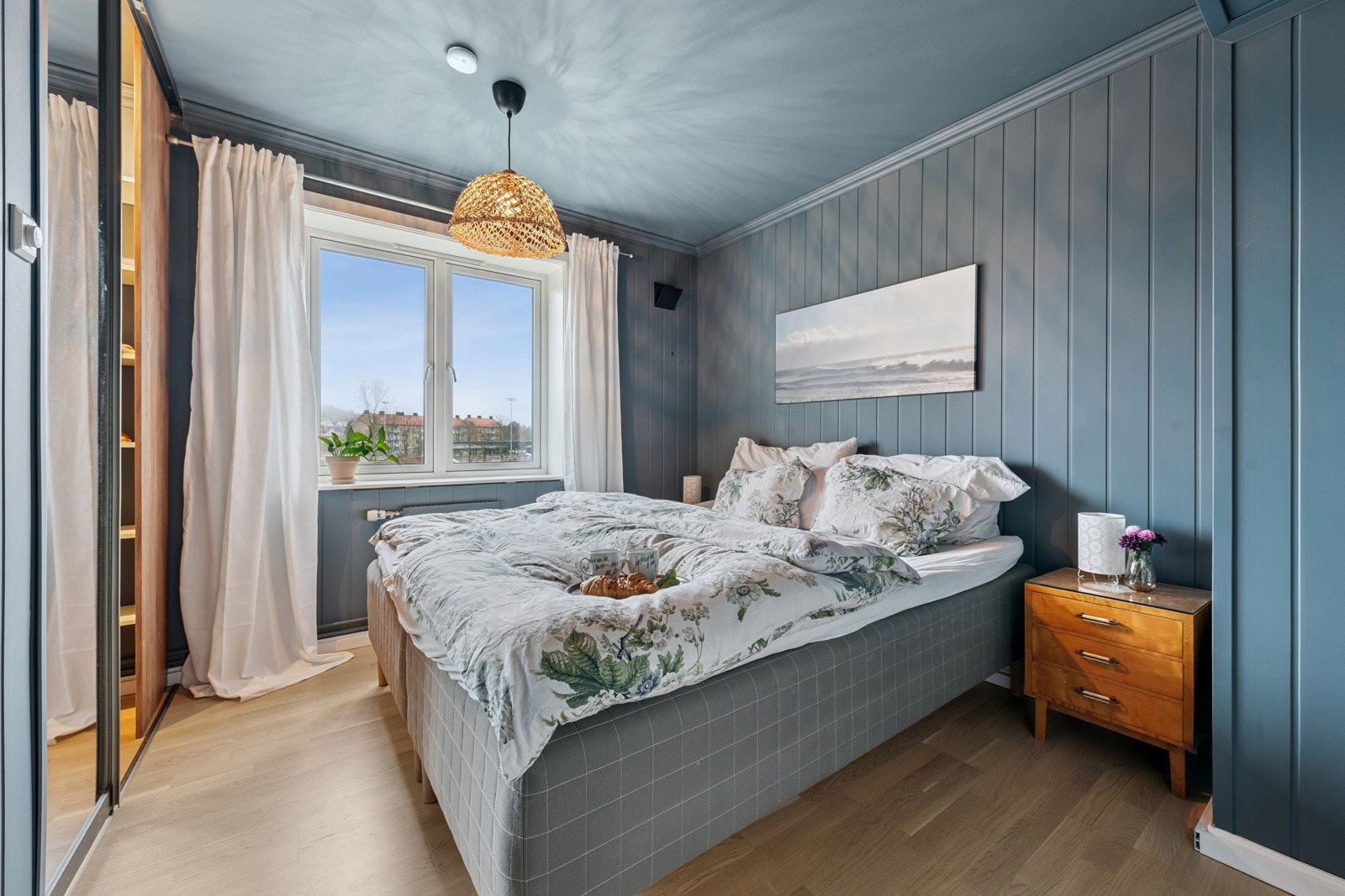 Hovedsoverommet er av god størrelse. Her har du mulighet for stor dobbelseng med tilhørende møblement. Galleribilde