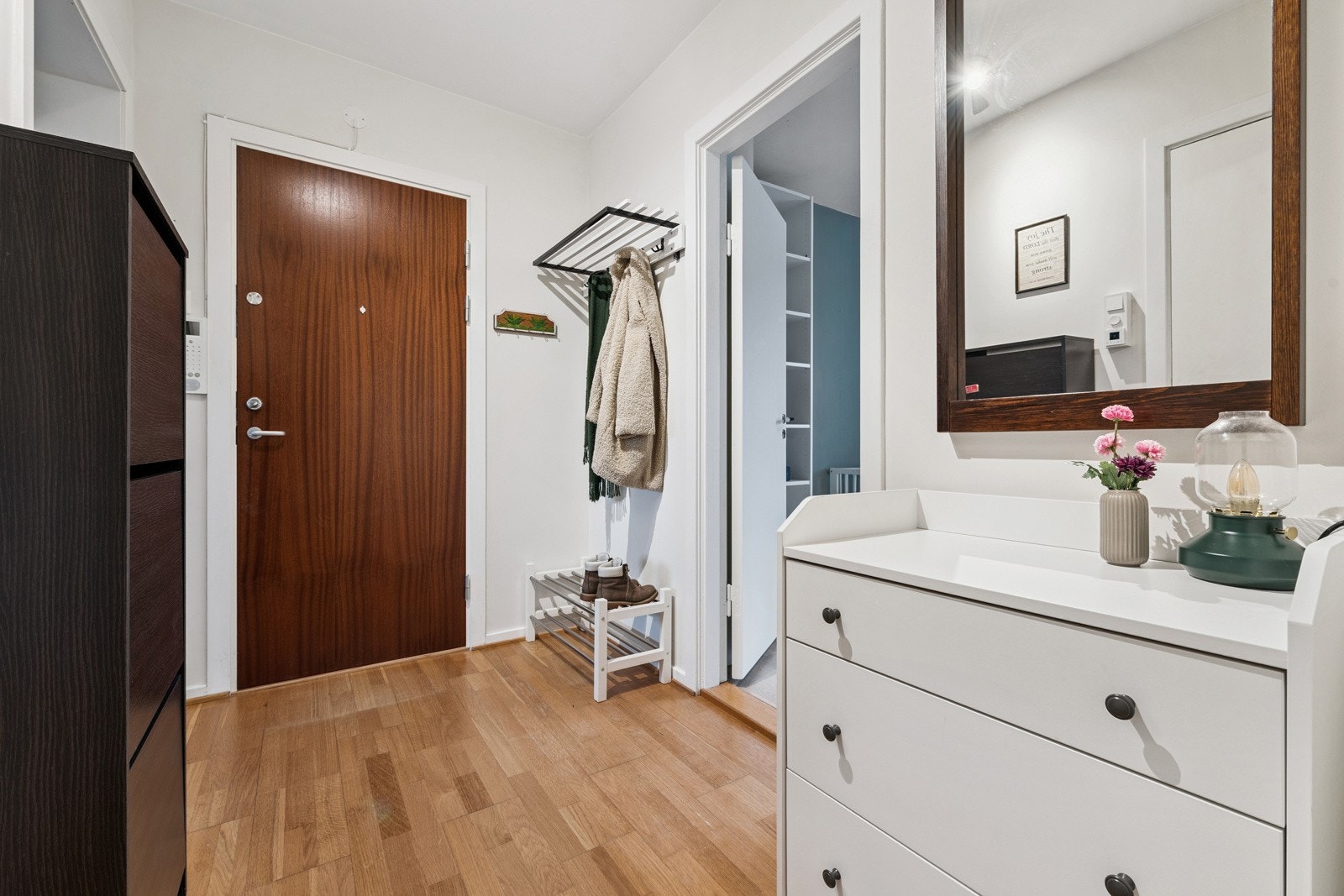 En hyggelig entré som er et fint rom til å ønske venner og familie velkommen. Dørcalling med videoskjerm. Galleribilde