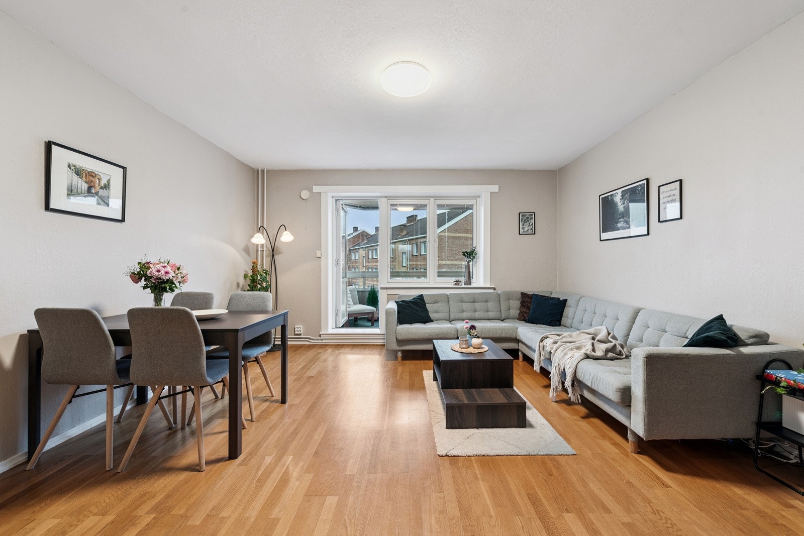 En stemningsfull stue med fine lysforhold fra stor vindusflate og dør med vindu ut mot balkongen. Galleribilde