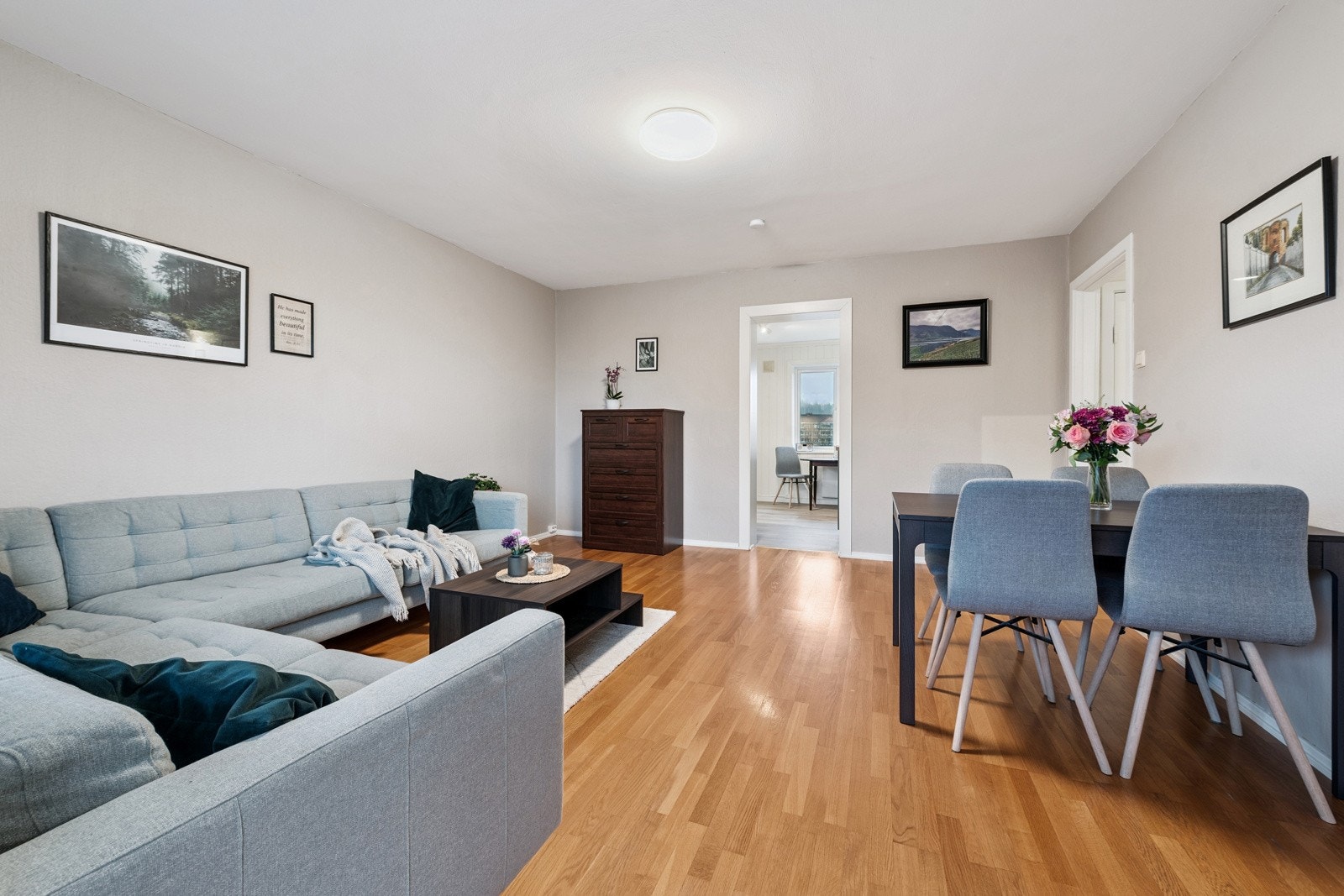 Stue med parkett på gulv og lyse malte vegger. Galleribilde