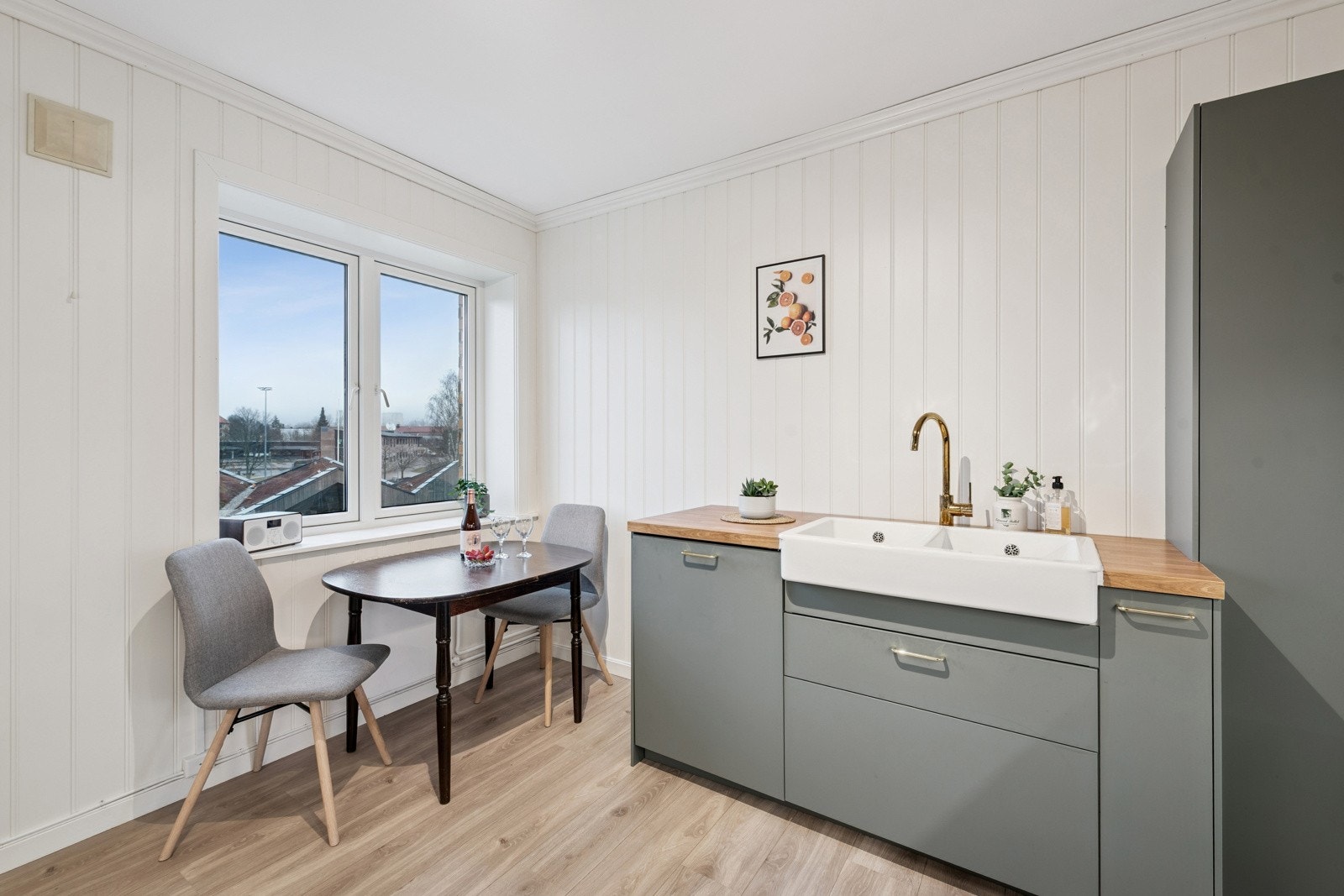 En utrolig fin og koselig spiseplass på kjøkkenet ved vinduet for de daglige måltider. Galleribilde