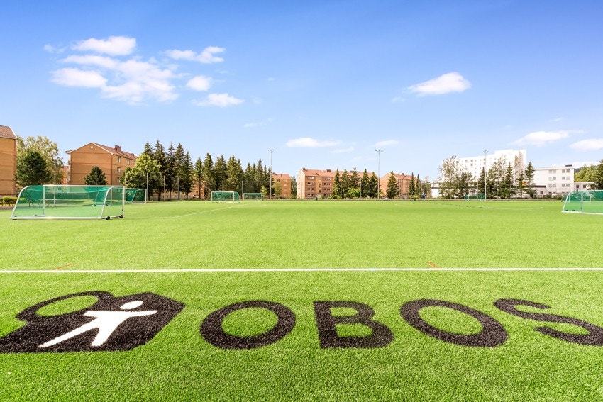 Fotballbanene har vært en satsing i området og her yrer det normalt av fotballglade gutter og jenter. Galleribilde