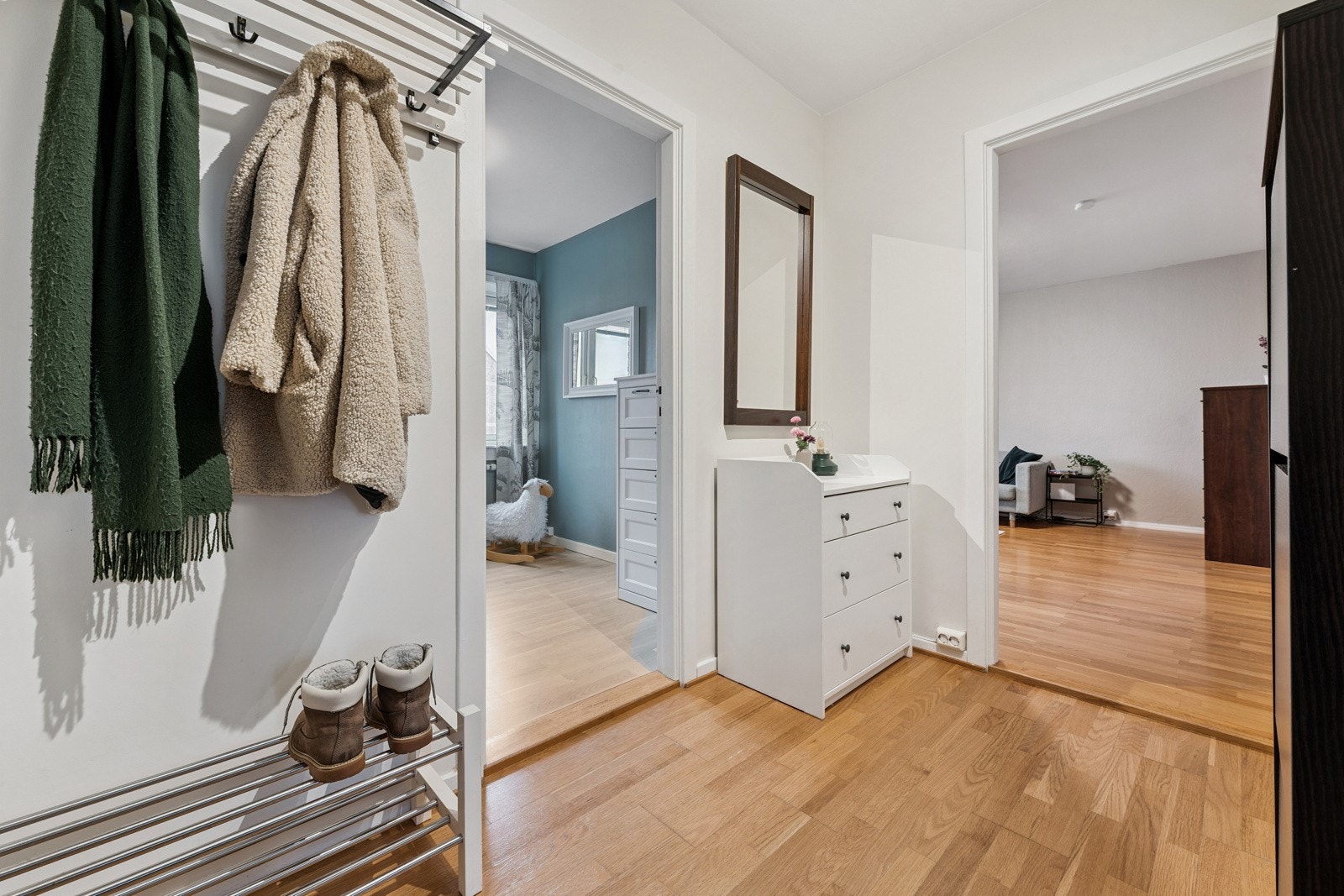 Entreén er et fint knytepunkt i leiligheten. God plass til garderobeoppheng. Galleribilde