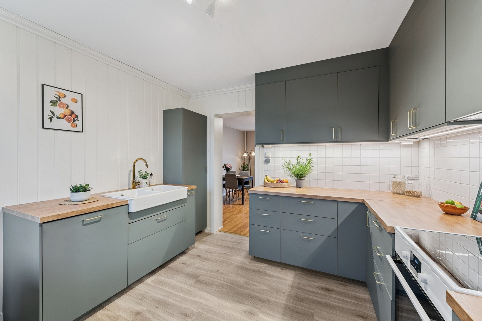 Et nydelig kjøkken, godt valg av innredning og farge og med mye skap og benkeplass. Galleribilde