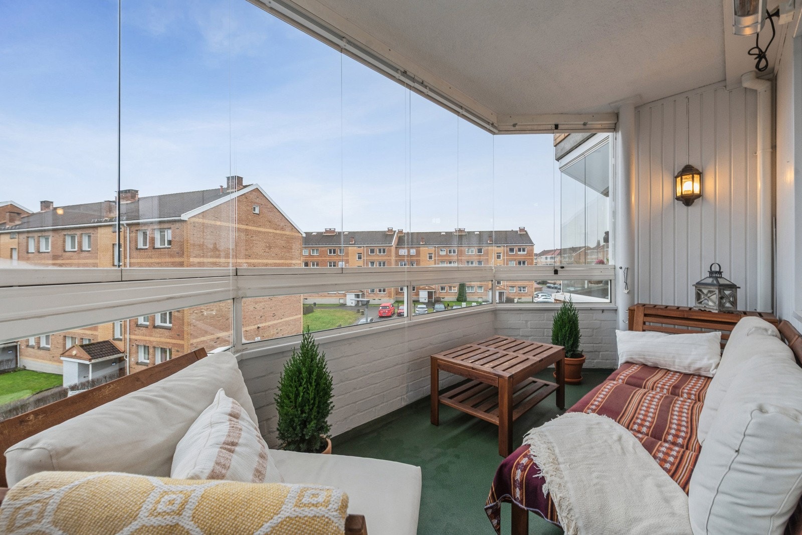 Velkommen til Christoffer Hellums vei 18. Ombygget 3 roms med flotte lys-og solforhold. Utsikt fra begge sider. Må oppleves. Velkommen. Galleribilde