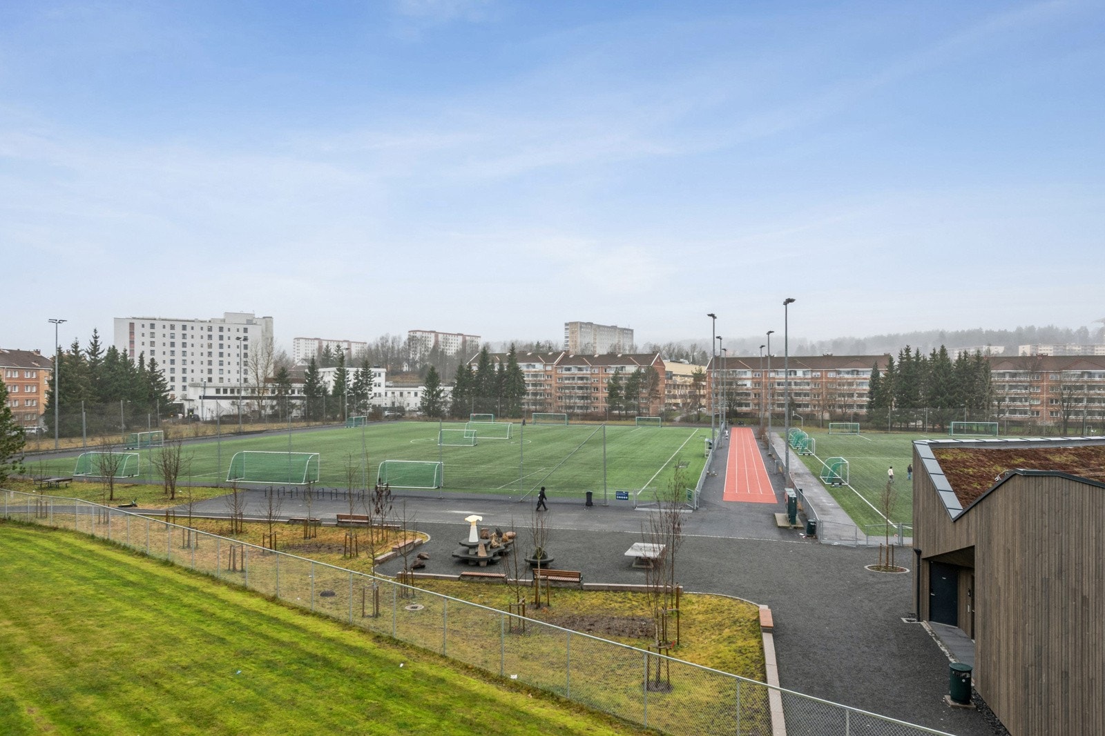 Sitt på kjøkkenet, ved vinduet med en kopp kaffe og nyt utsynet og aktiviteten på området utenfor. Her kan du også sitte å se gjennom stuen til balkongen. Galleribilde