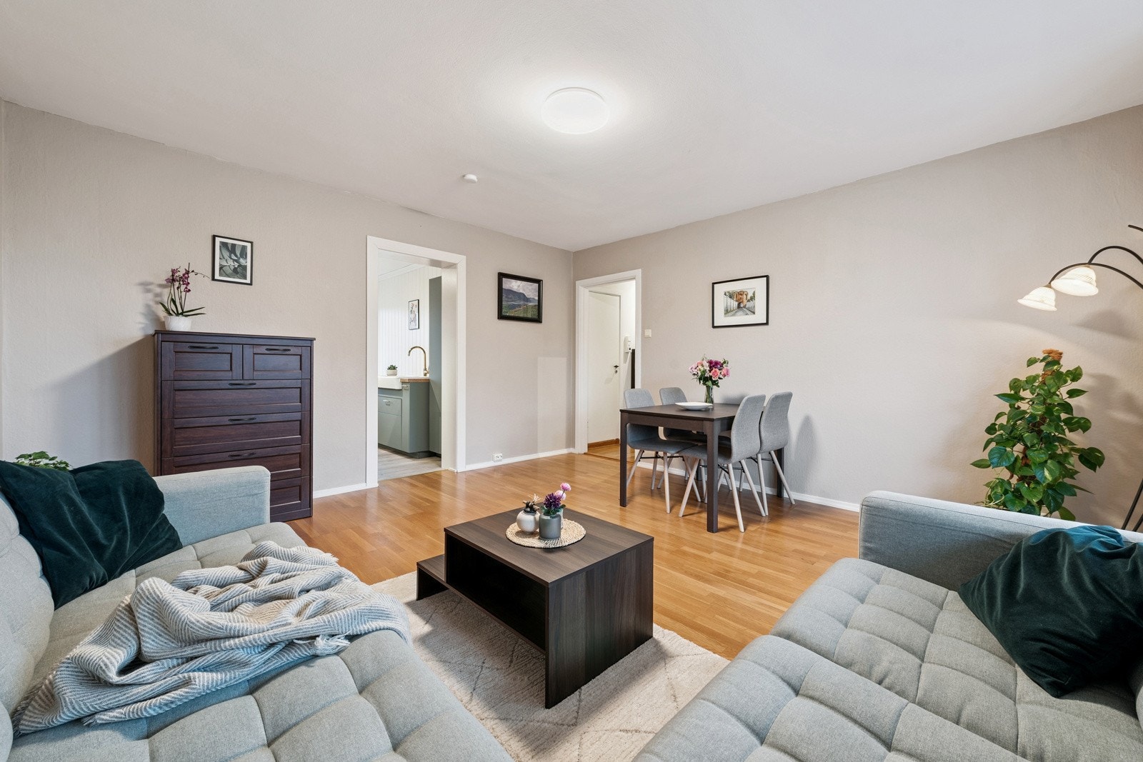 Stuen er lett å møblere, dere kan fint ha både salong og spisestue her. Galleribilde