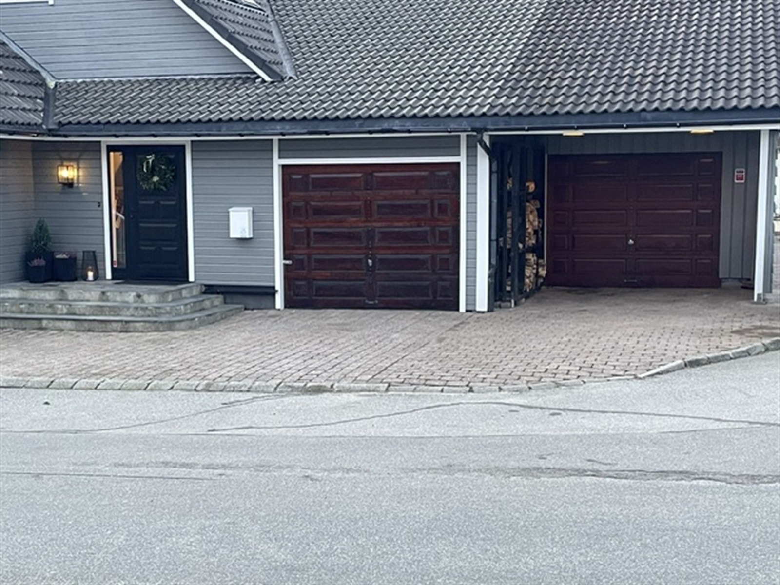 Garasjer. Galleribilde