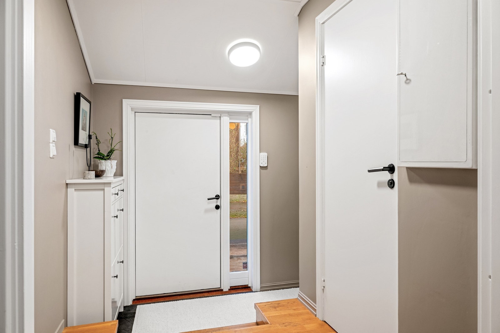 Gang med plass til å henge fra seg yttertøy samt direkte adkomst til gjestetoalett. Galleribilde