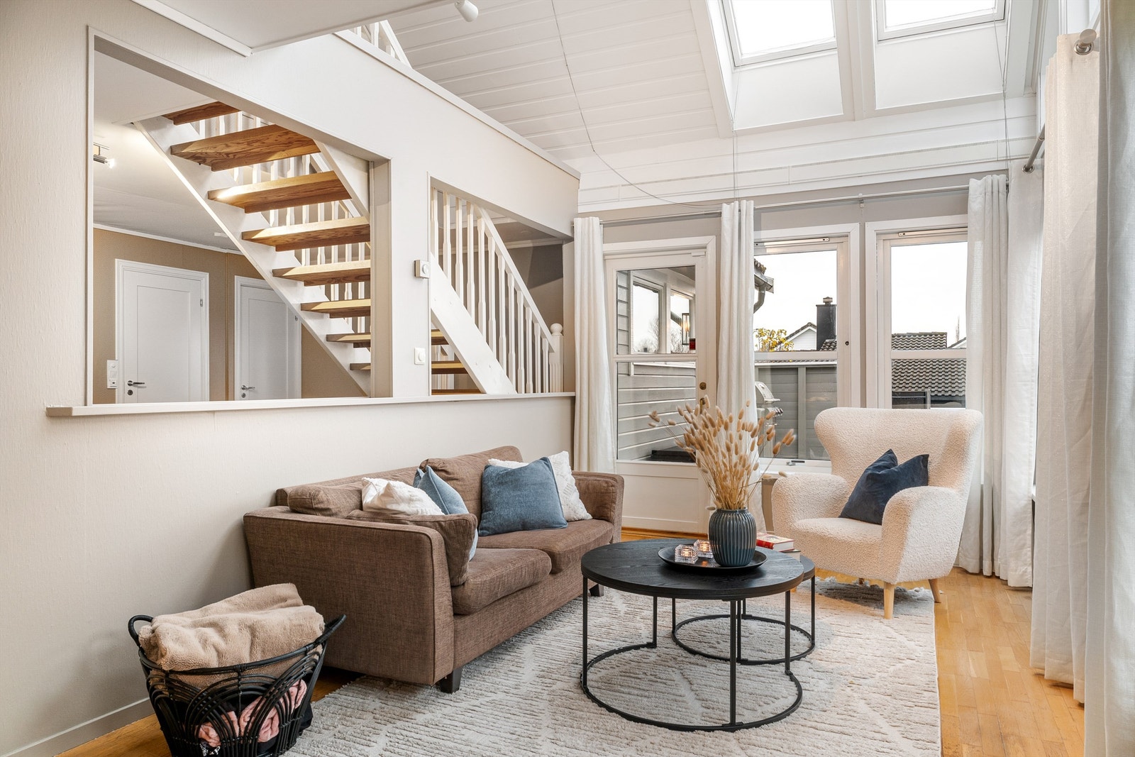 Daglistue med ekstra takhøyde og takvinduer for ekstra lys og trivsel. Galleribilde