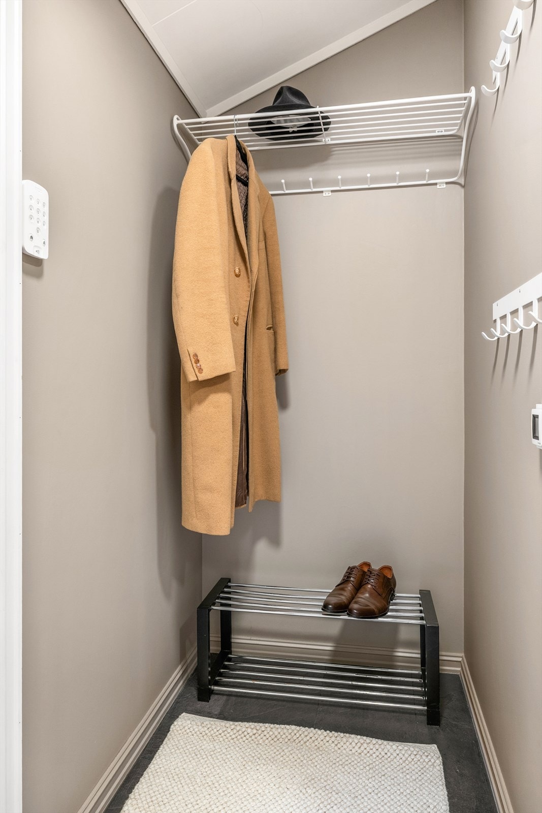 Gang med plass til å henge yttertøy. Galleribilde