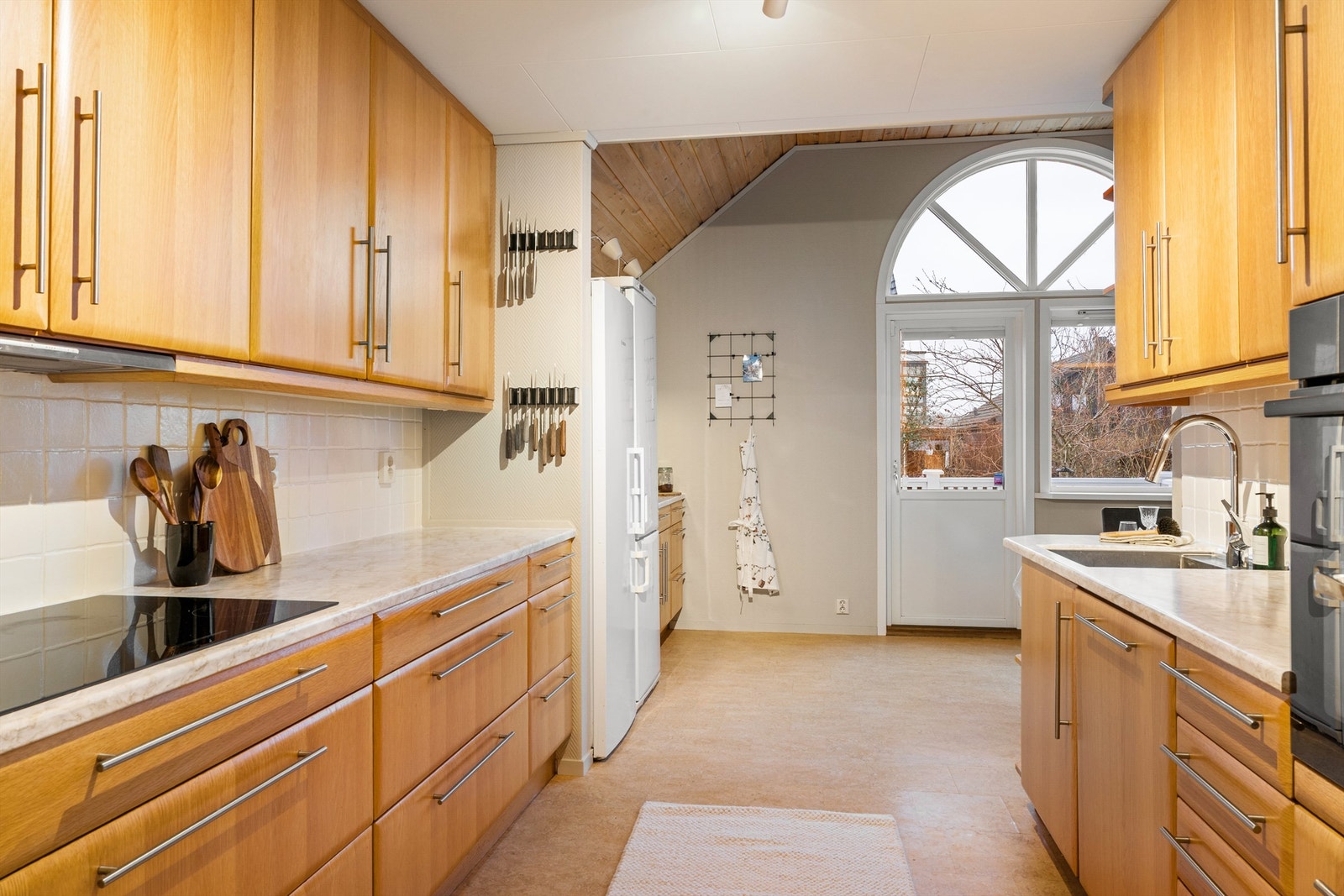 Stort om romslig kjøkken med plass til spisebord samt utgang til uteområde. Galleribilde