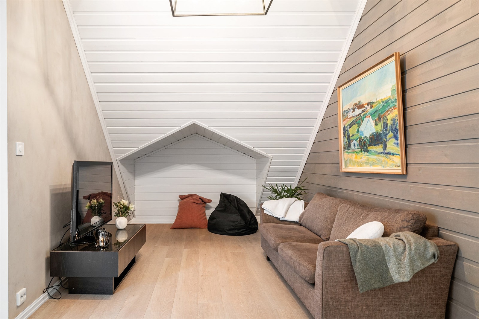 Loftstue. Galleribilde