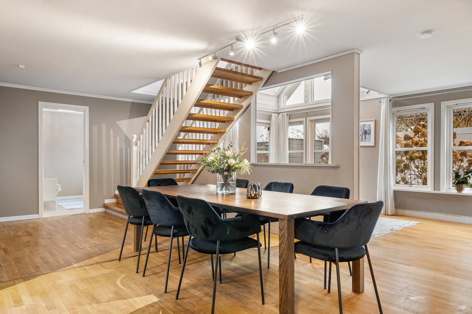 Stuen er romslig hvor en har plass til stort spisebord. Galleribilde