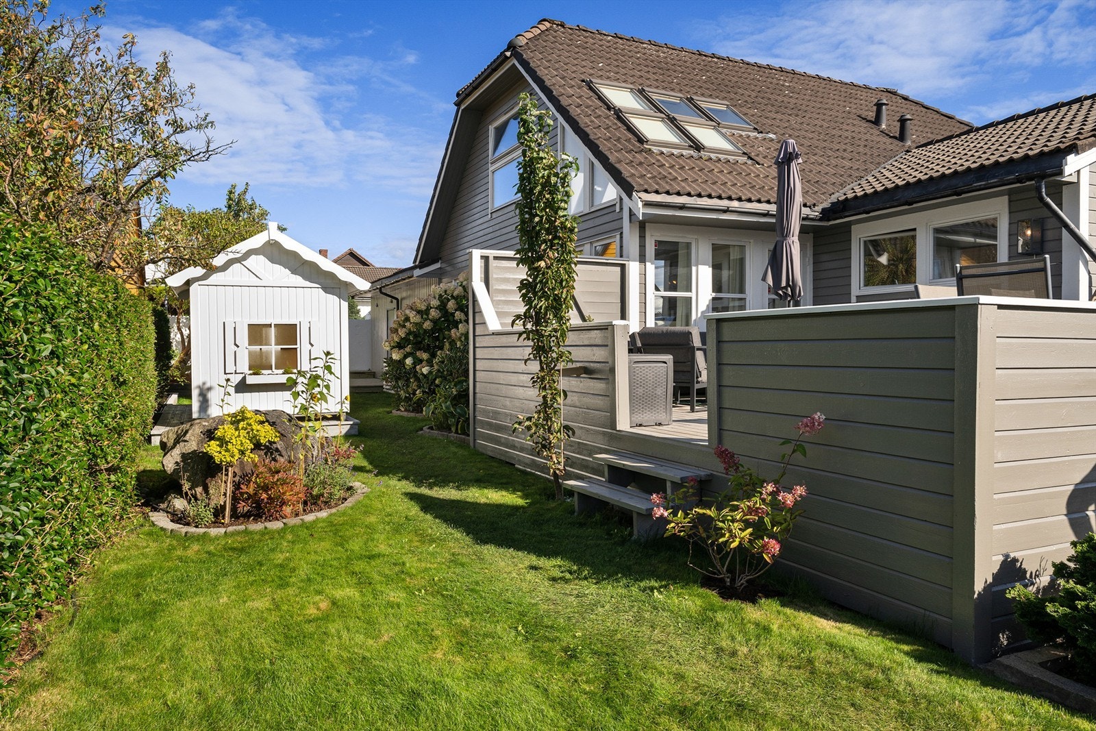 En pent opparbeidet hage omkranser boligen. Galleribilde